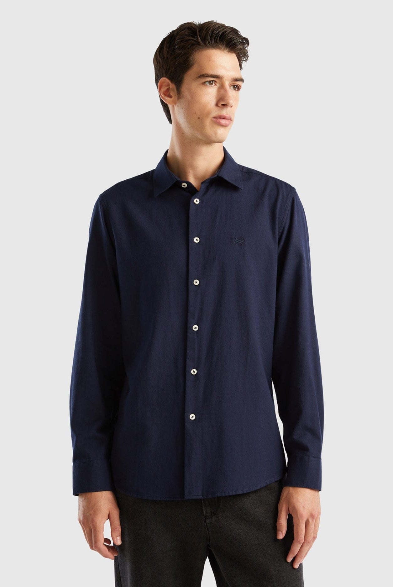 يونايتد كولورز اوف بينيتون قميص رجالي قصه واسعه من الاسفل