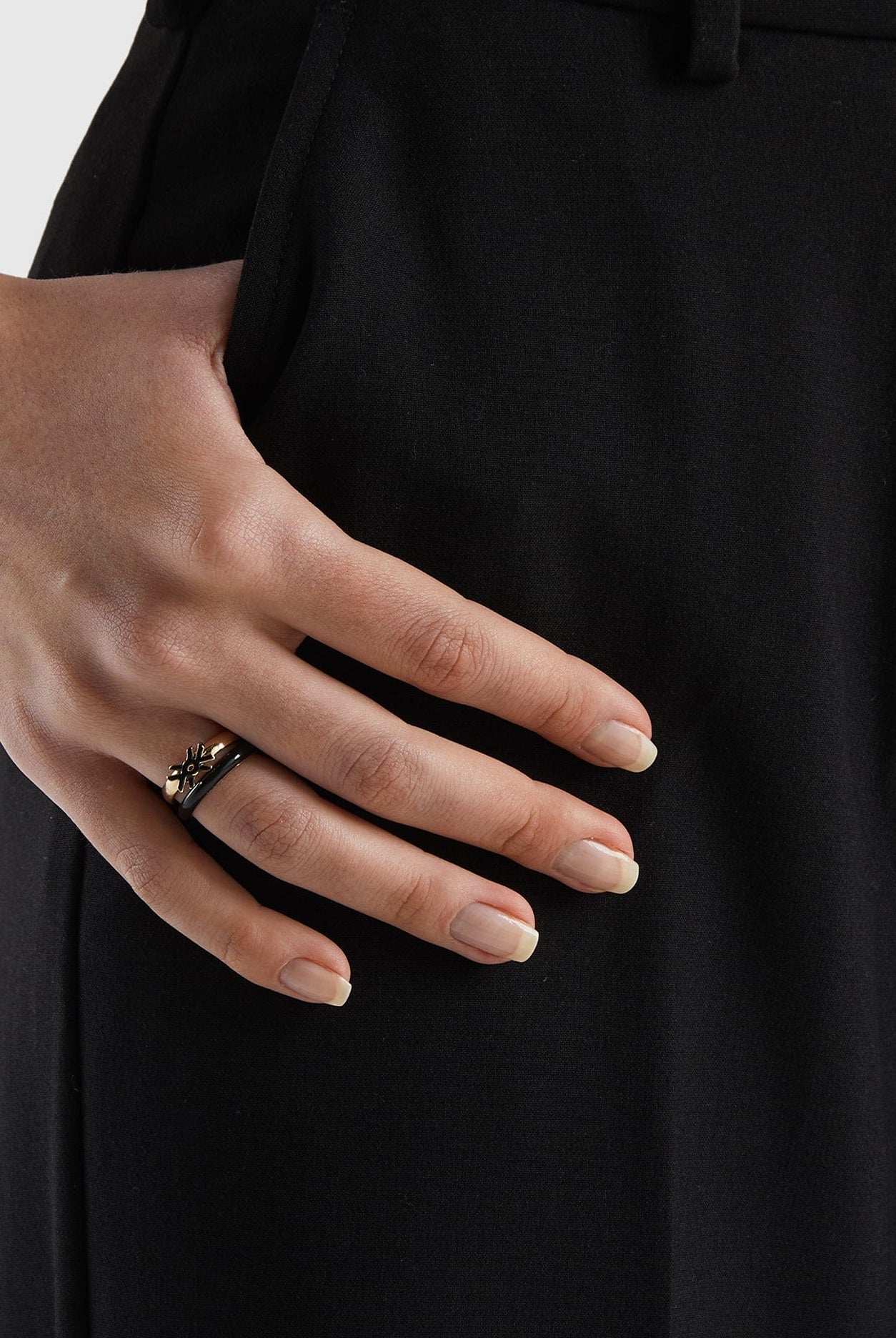 يونايتد كولورز اوف بينيتون خواتم مع تفاصيل باللون الأصفر الفاتح نسائي