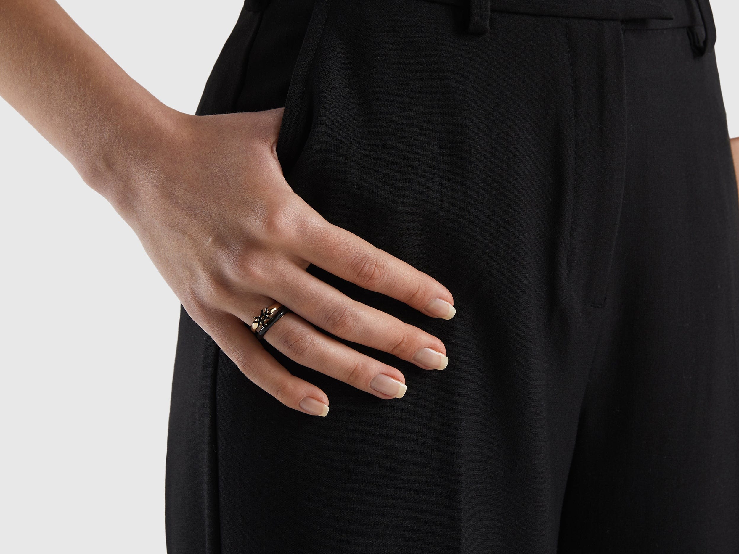 يونايتد كولورز اوف بينيتون خواتم مع تفاصيل باللون الأصفر الفاتح نسائي