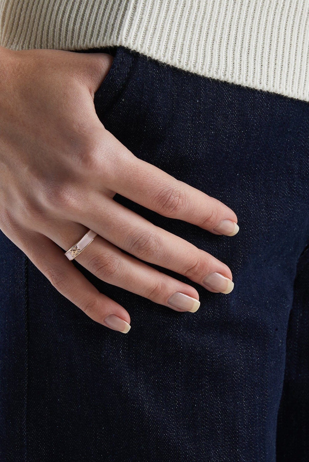 يونايتد كولورز اوف بينيتون خاتم بشريط أصفر فاتح مع شعار