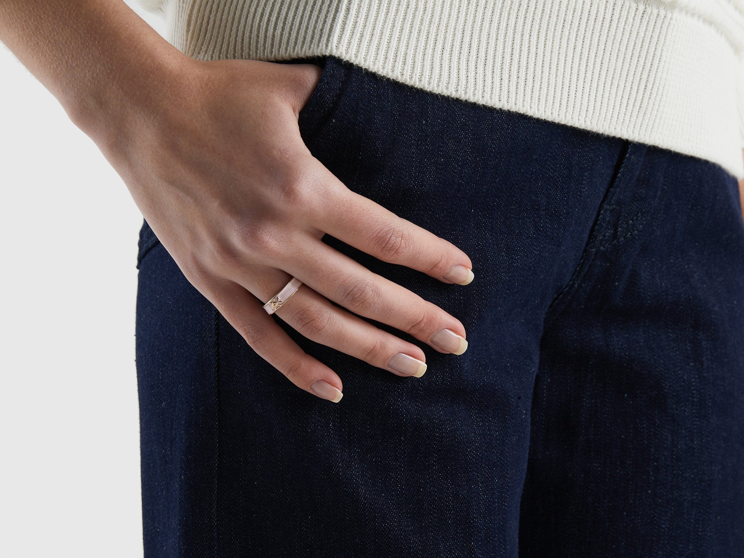 يونايتد كولورز اوف بينيتون خاتم بشريط أصفر فاتح مع شعار