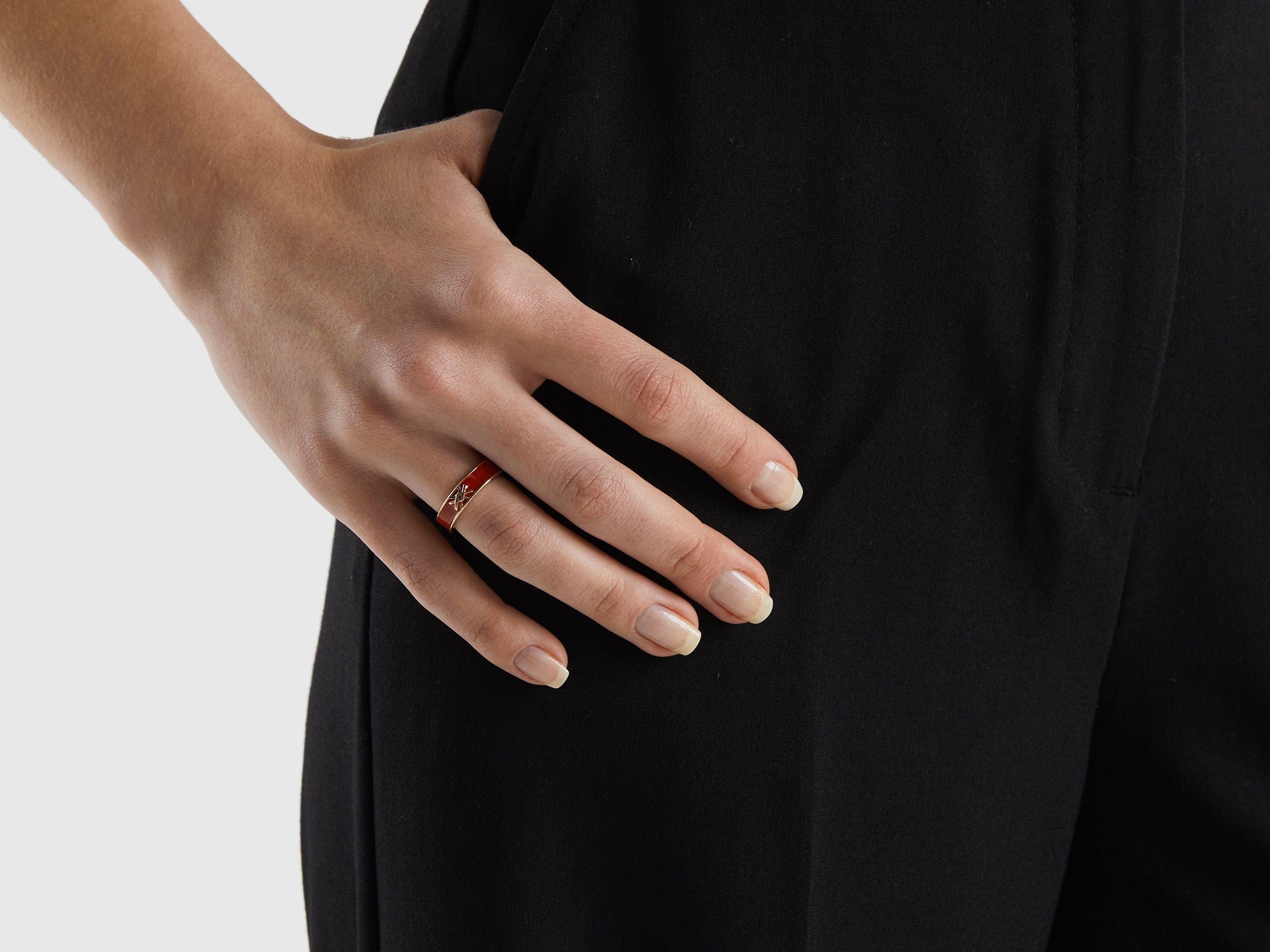 يونايتد كولورز اوف بينيتون خاتم بشريط أصفر فاتح مع شعار