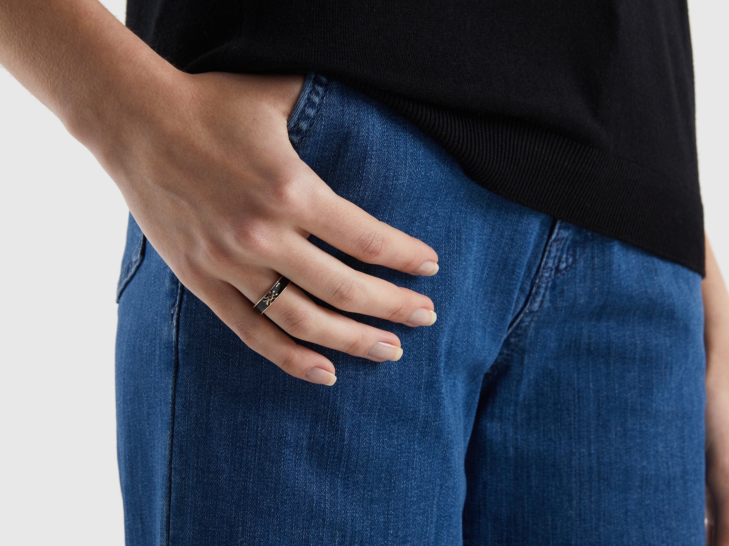 يونايتد كولورز اوف بينيتون خاتم بشريط أصفر فاتح مع شعار