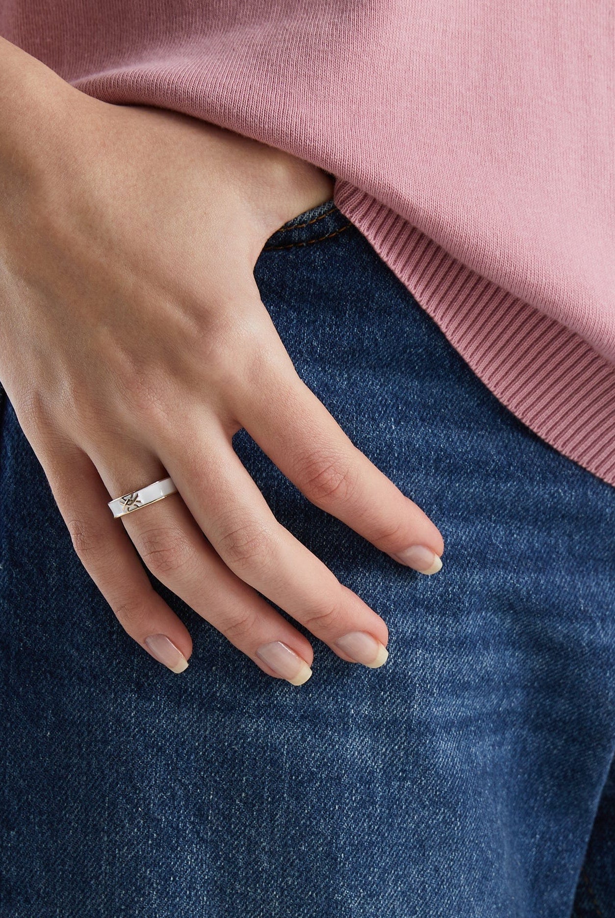 يونايتد كولورز اوف بينيتون خاتم بشريط أصفر فاتح مع شعار