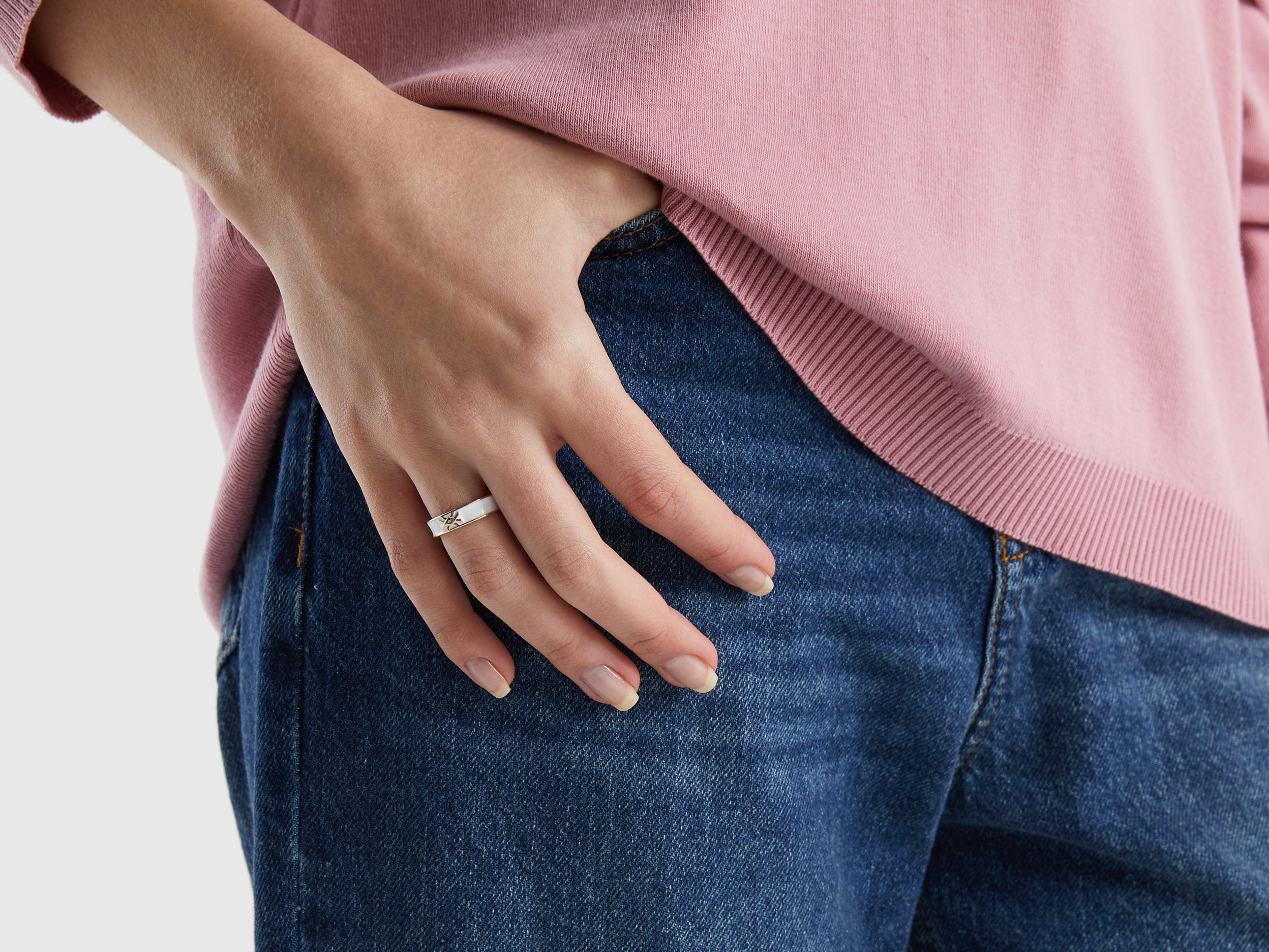 يونايتد كولورز اوف بينيتون خاتم بشريط أصفر فاتح مع شعار