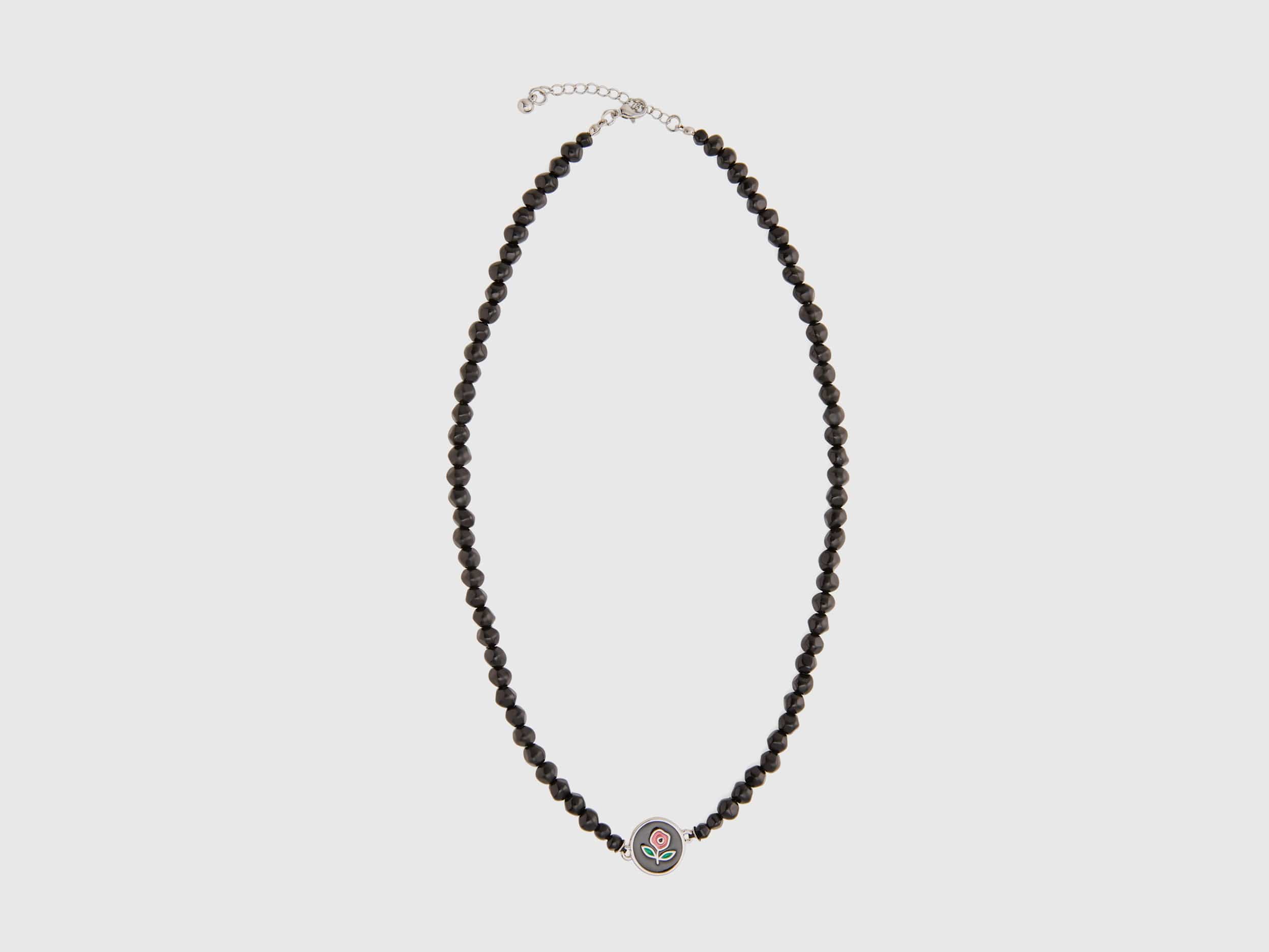 يونايتد كولورز اوف بينيتون قلادة من اللؤلؤ الأبيض مع زهرة بيضاء