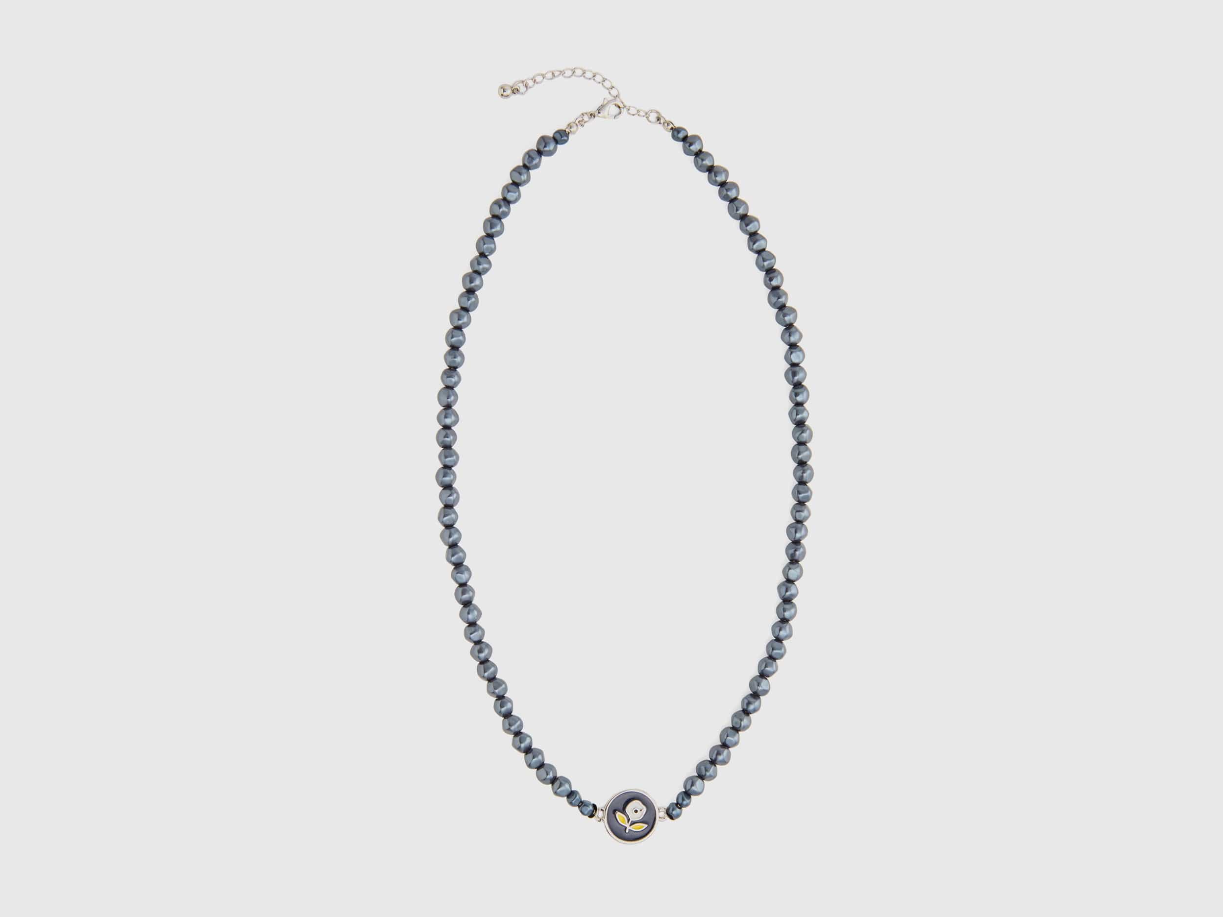 يونايتد كولورز اوف بينيتون قلادة من اللؤلؤ الأبيض مع زهرة بيضاء