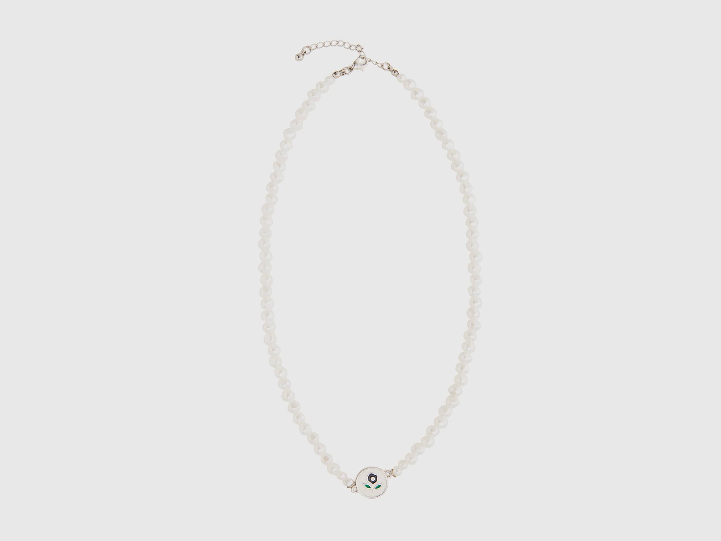 يونايتد كولورز اوف بينيتون قلادة من اللؤلؤ الأبيض مع زهرة بيضاء