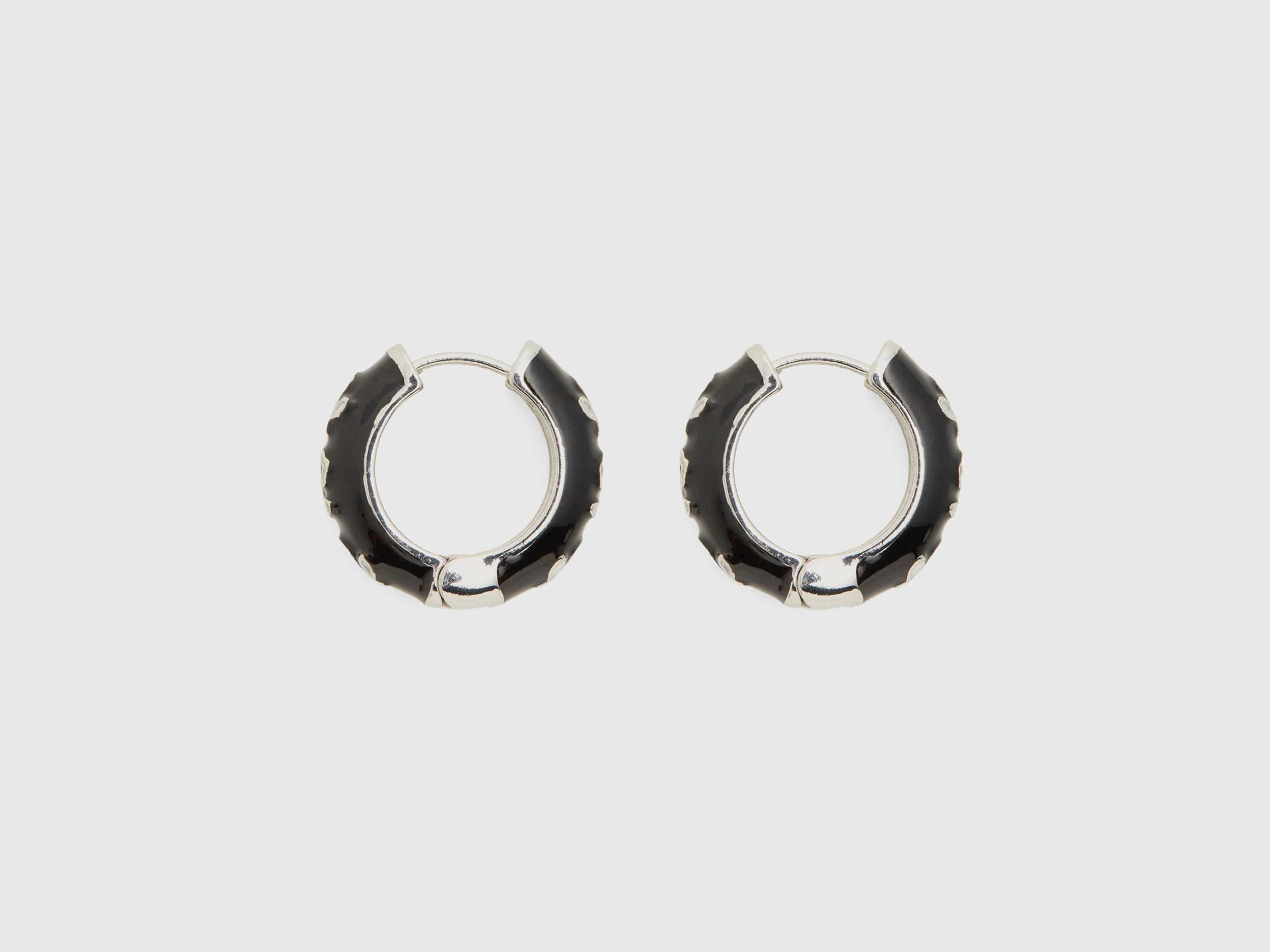 يونايتد كولورز اوف بينيتون أقراط طوق سوداء بزهور بيضاء نسائي