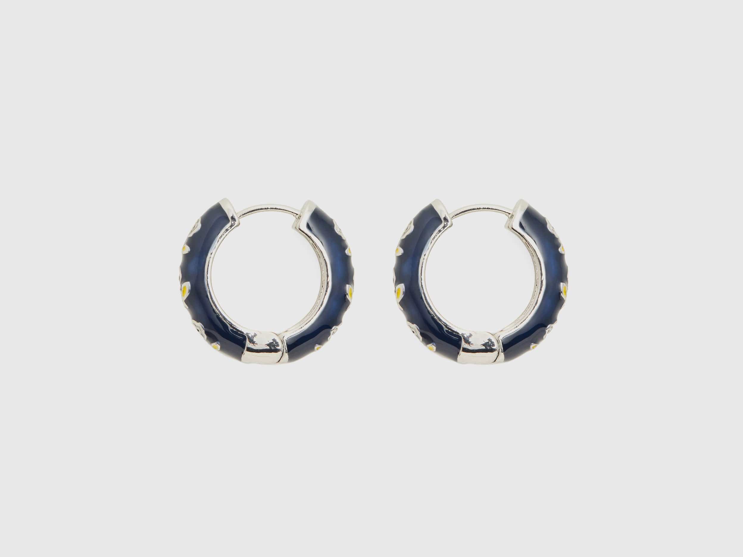 يونايتد كولورز اوف بينيتون أقراط طوق سوداء بزهور بيضاء نسائي