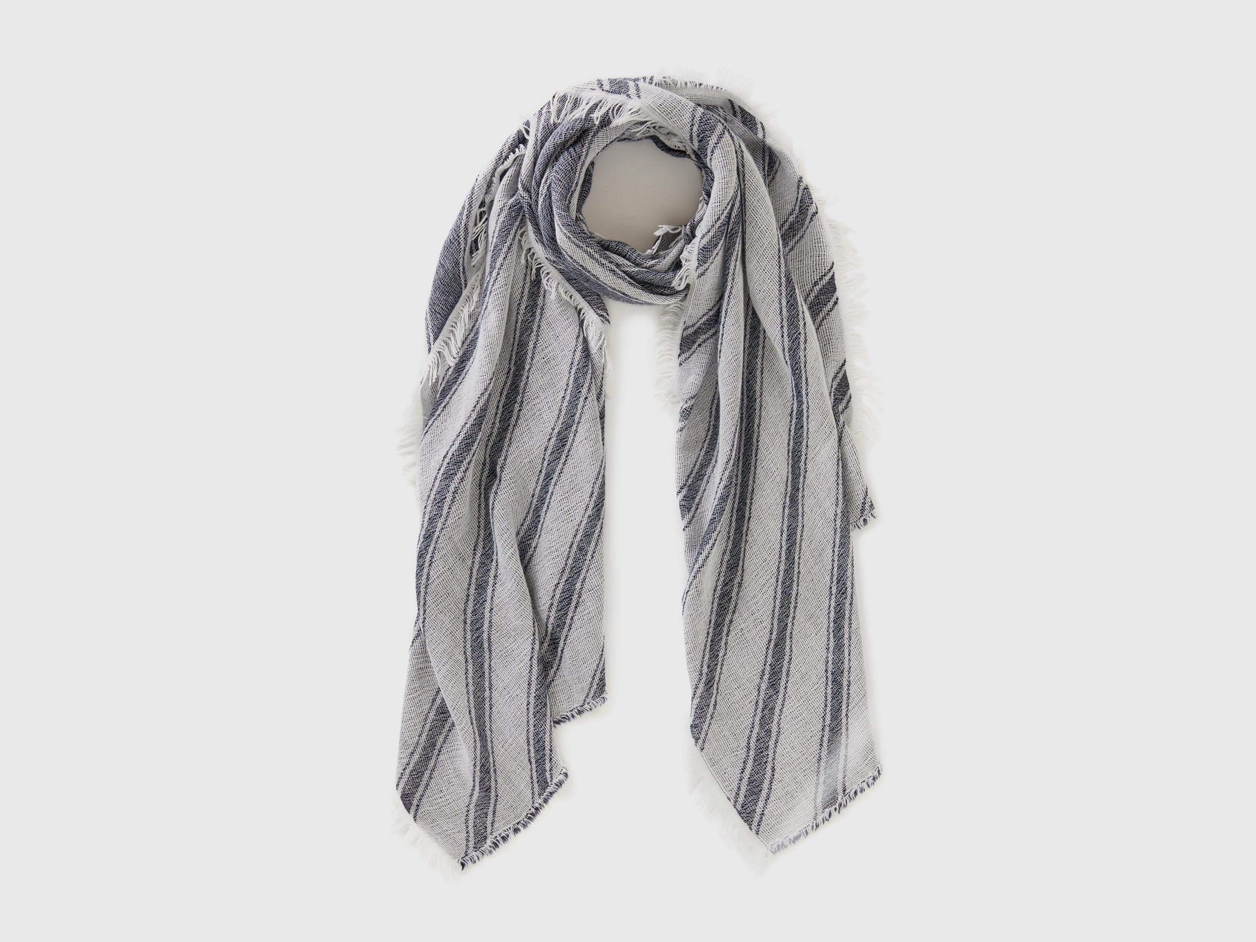 يونايتد كولورز اوف بينيتون وشاح قماش مخطط نسائي