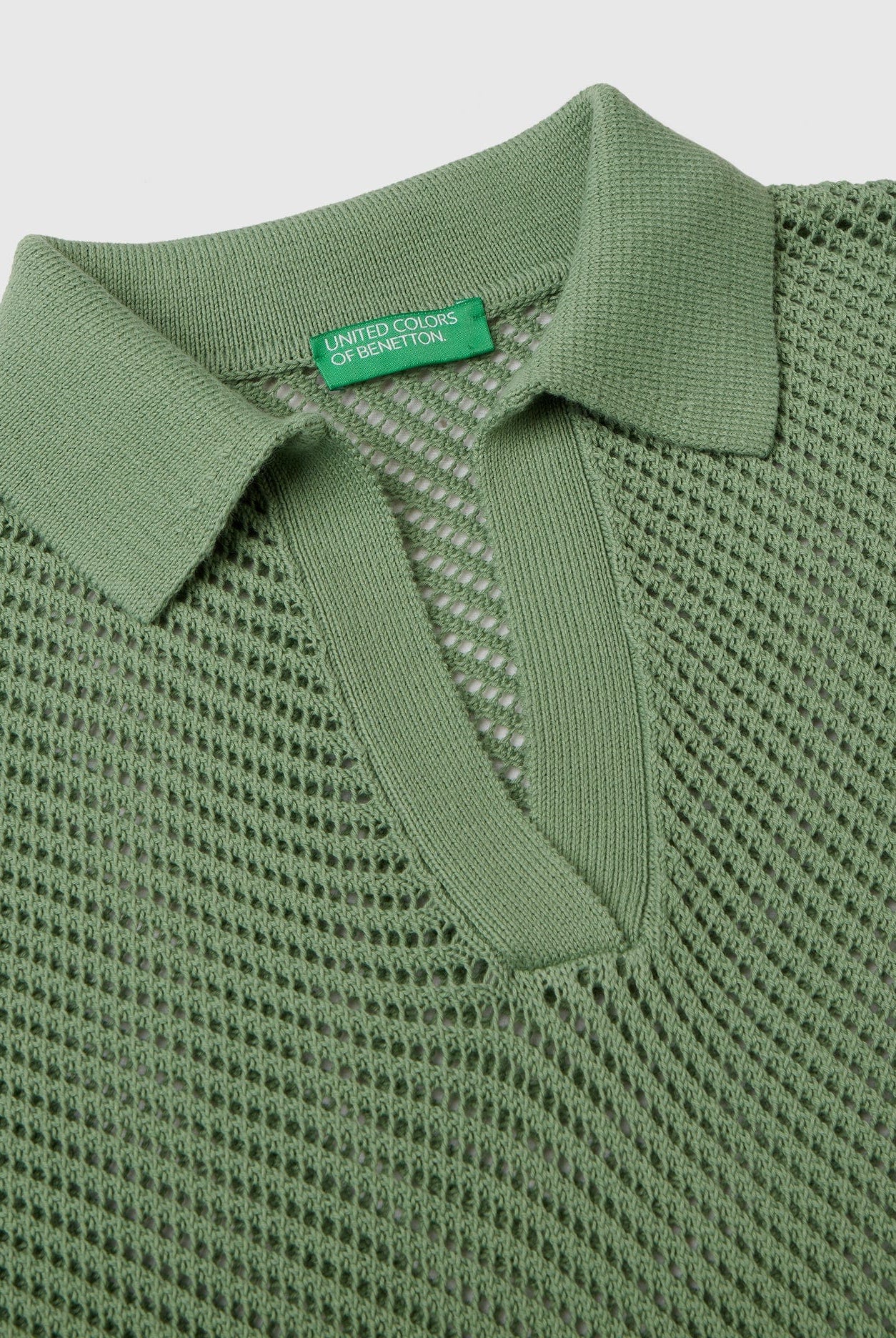 يونايتد كولورز اوف بينيتون قميص بولو مثقب من القطن الخالص بفتحة صدر V