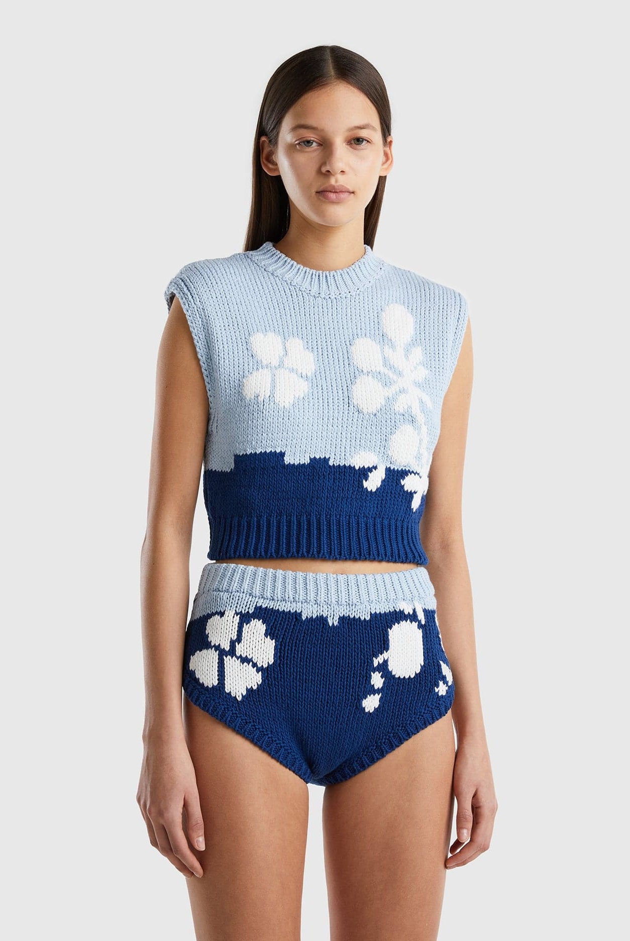 يونايتد كولورز اوف بينيتون بلوفر مطرز بزخارف زهور كت نسائي