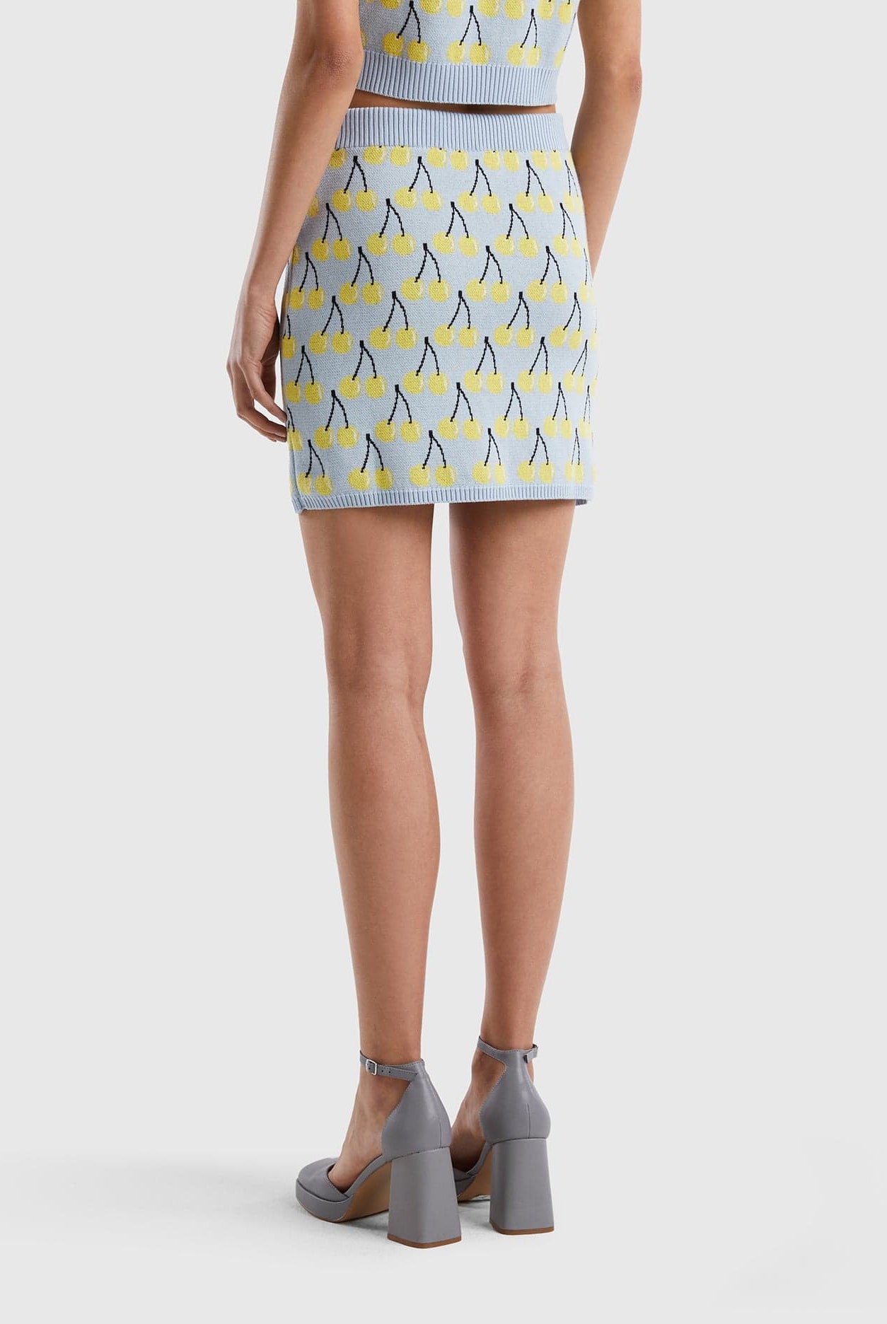 يونايتد كولورز اوف بينيتون تنورة نسائية قصيرة بنقشة الفواكه