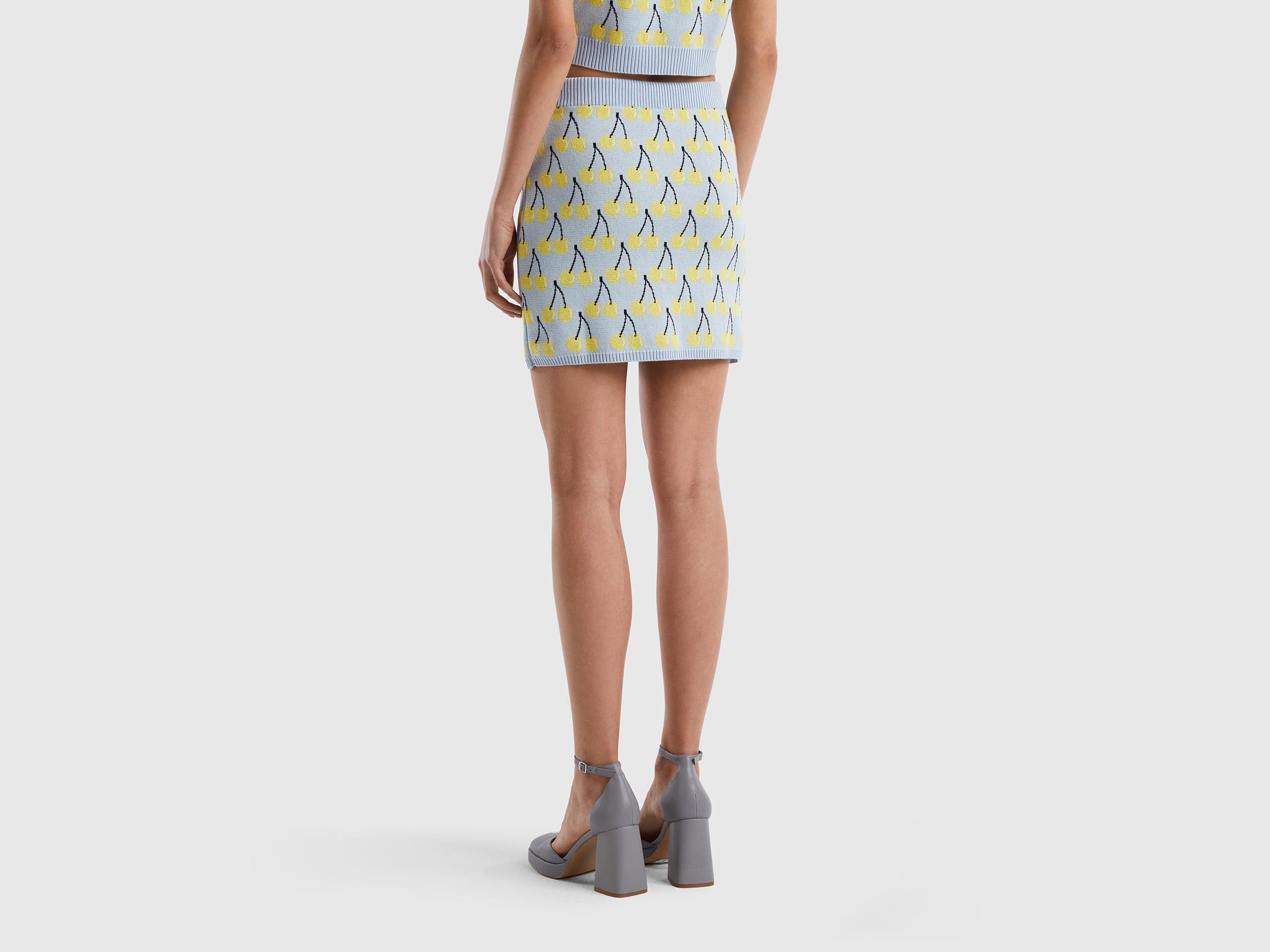 يونايتد كولورز اوف بينيتون تنورة نسائية قصيرة بنقشة الفواكه