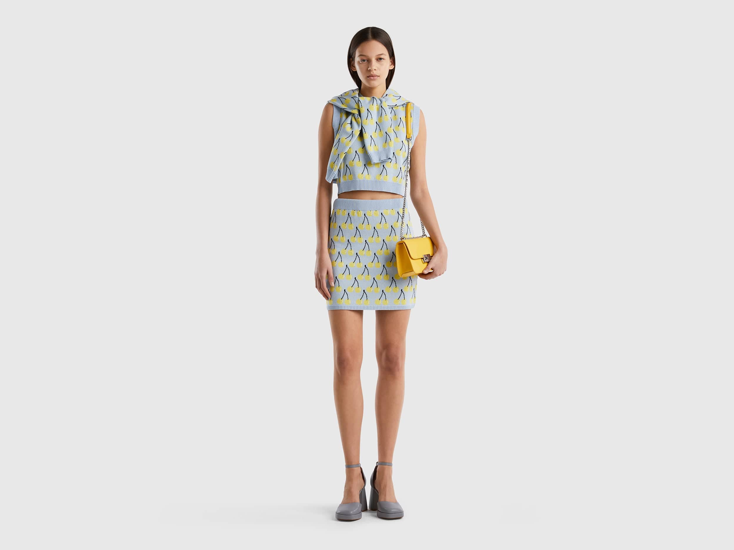 يونايتد كولورز اوف بينيتون تنورة نسائية قصيرة بنقشة الفواكه