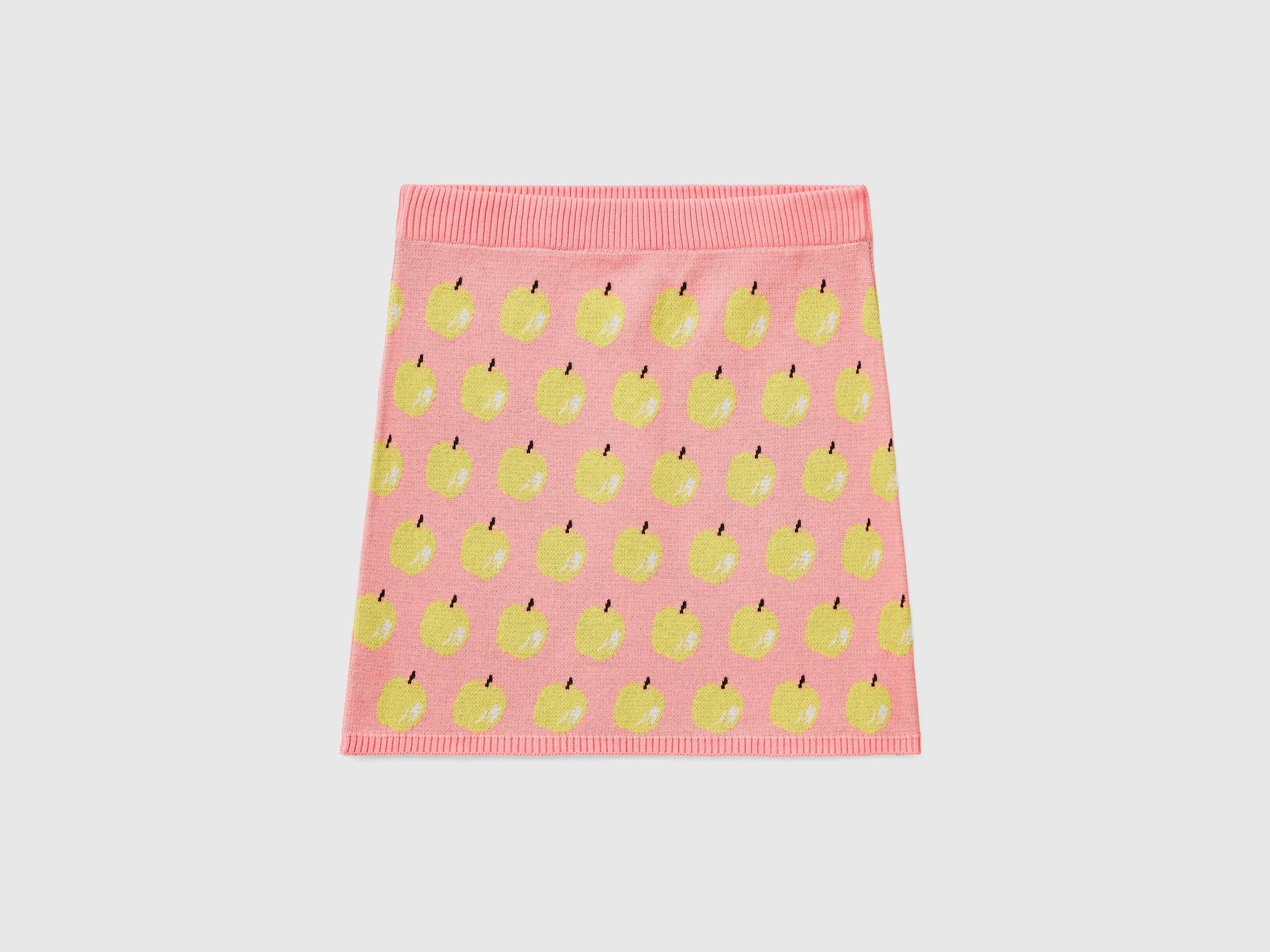 يونايتد كولورز اوف بينيتون تنورة نسائية قصيرة بنقشة الفواكه