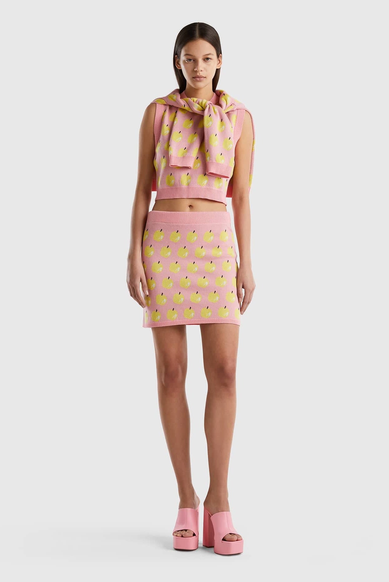 يونايتد كولورز اوف بينيتون تنورة نسائية قصيرة بنقشة الفواكه