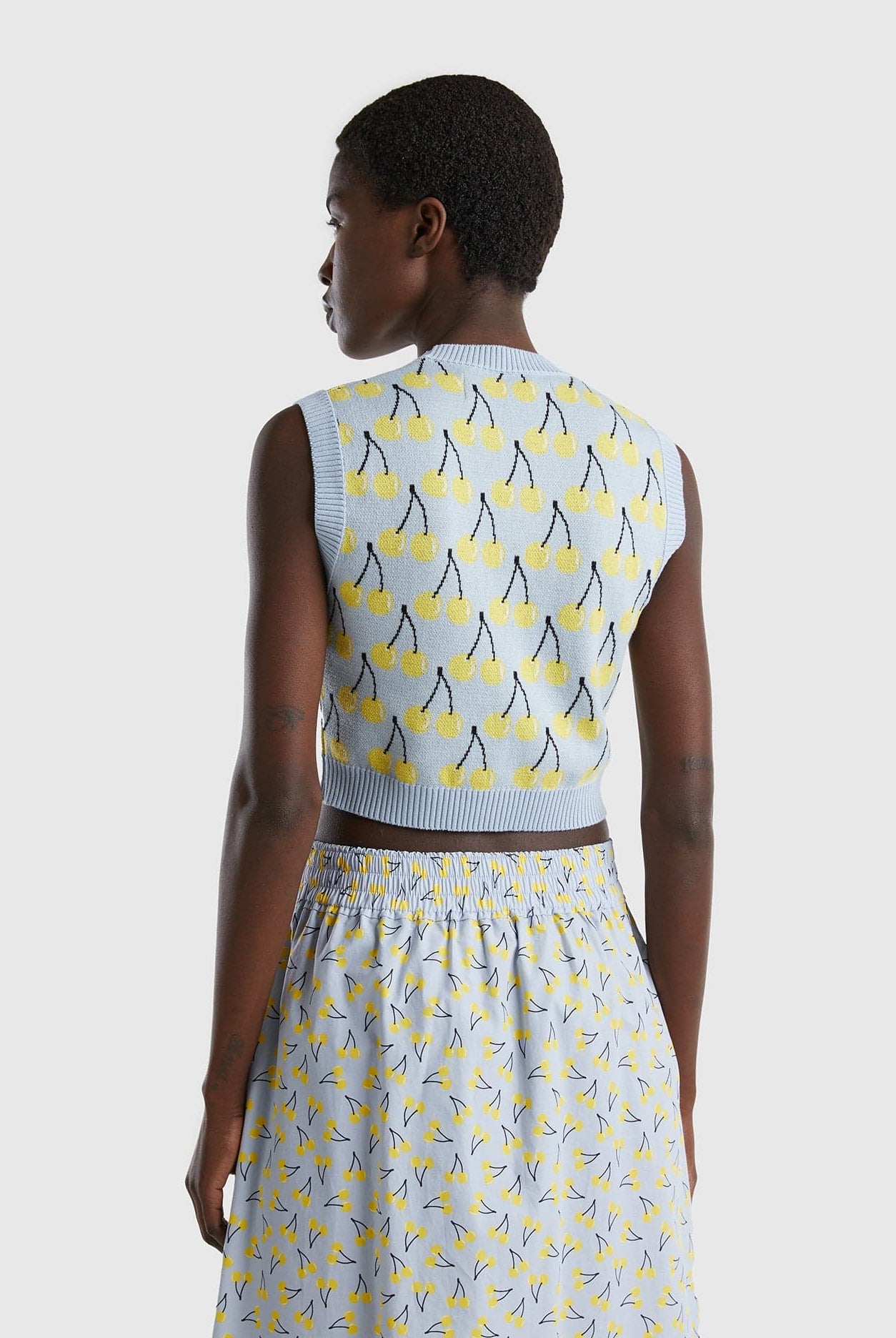 يونايتد كولورز اوف بينيتون بلوفر بنقشة فواكه كروب كت نسائي