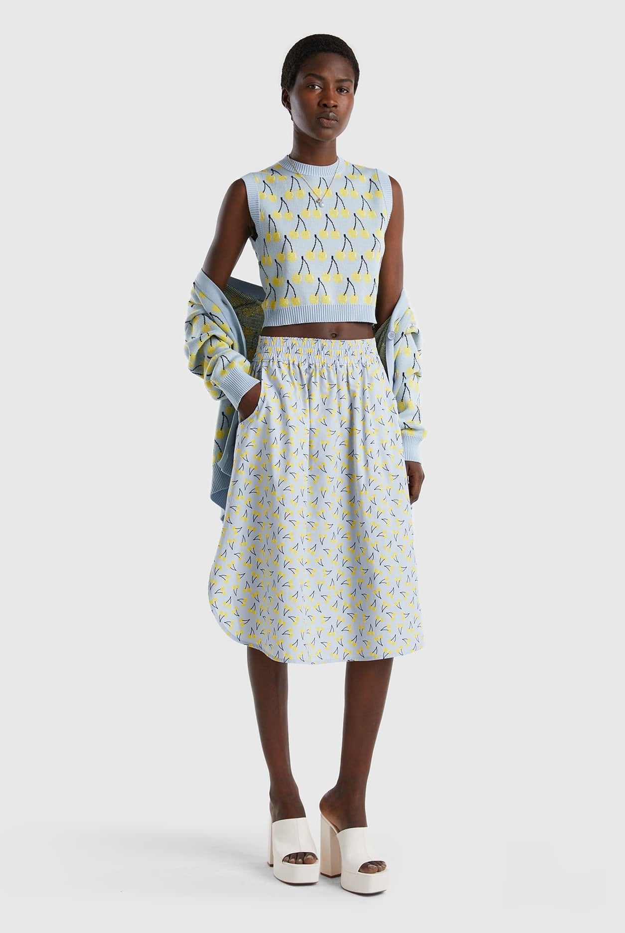 يونايتد كولورز اوف بينيتون بلوفر بنقشة فواكه كروب كت نسائي