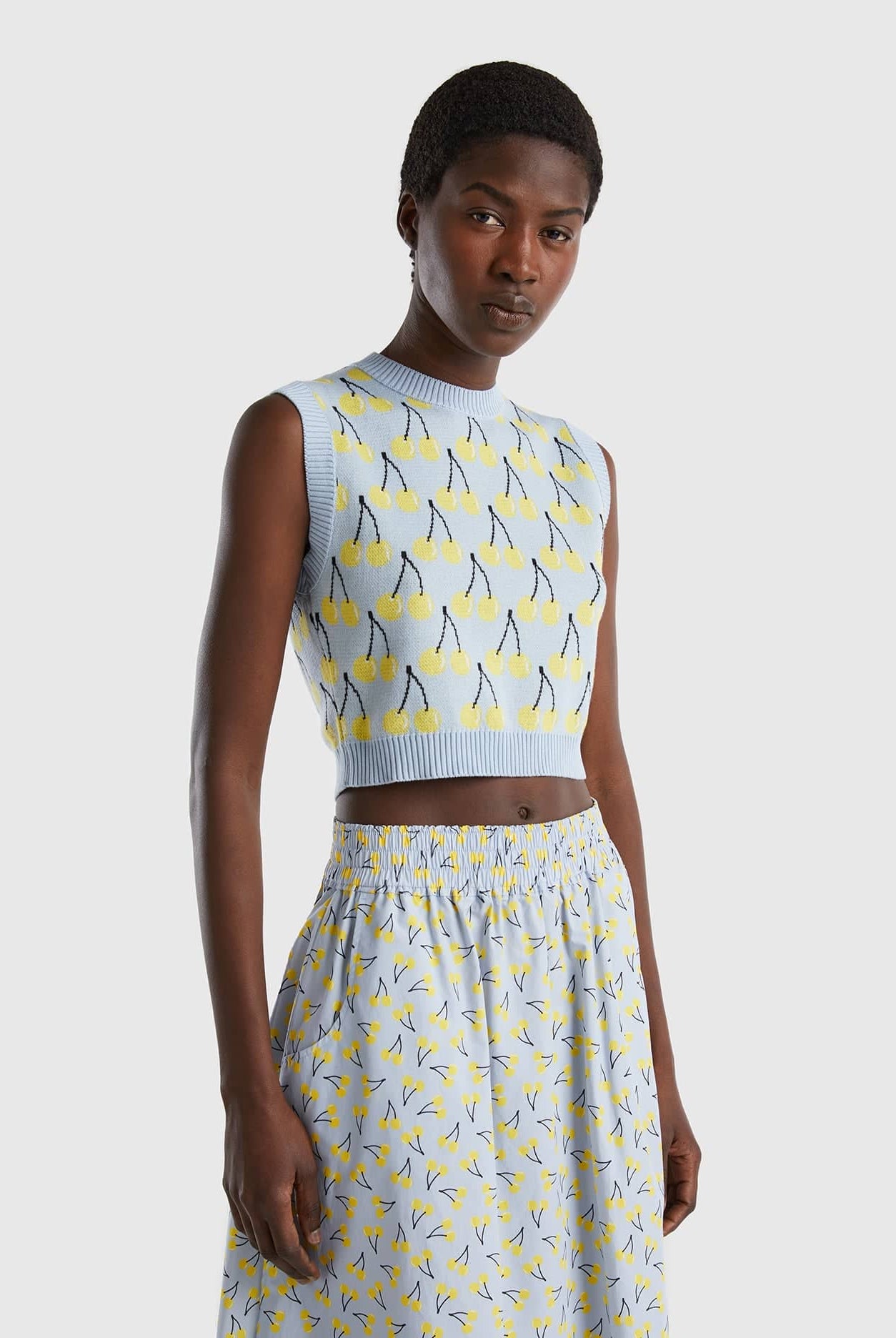 يونايتد كولورز اوف بينيتون بلوفر بنقشة فواكه كروب كت نسائي