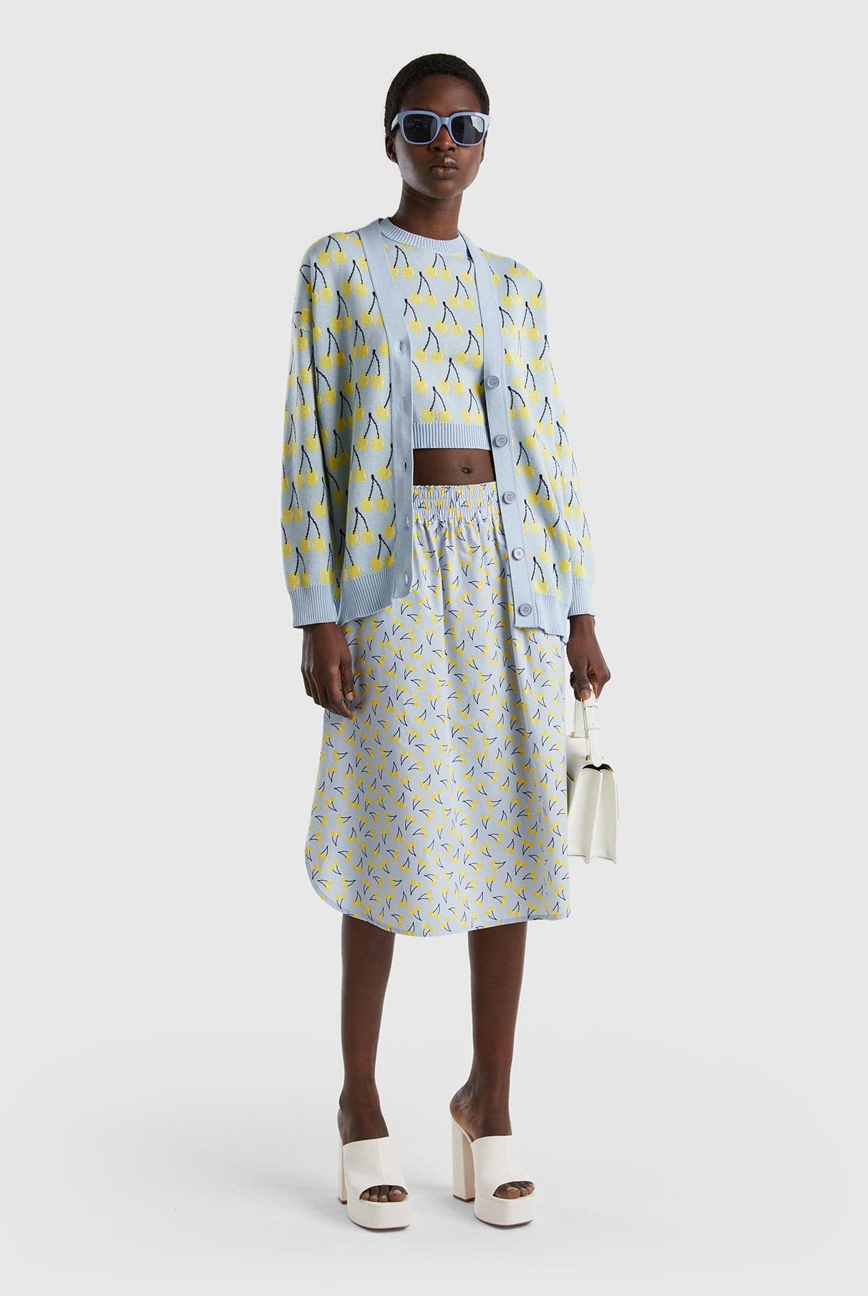 يونايتد كولورز اوف بينيتون كارديجان بنقشة فواكه بأزرار أمامية كم طويل نسائي