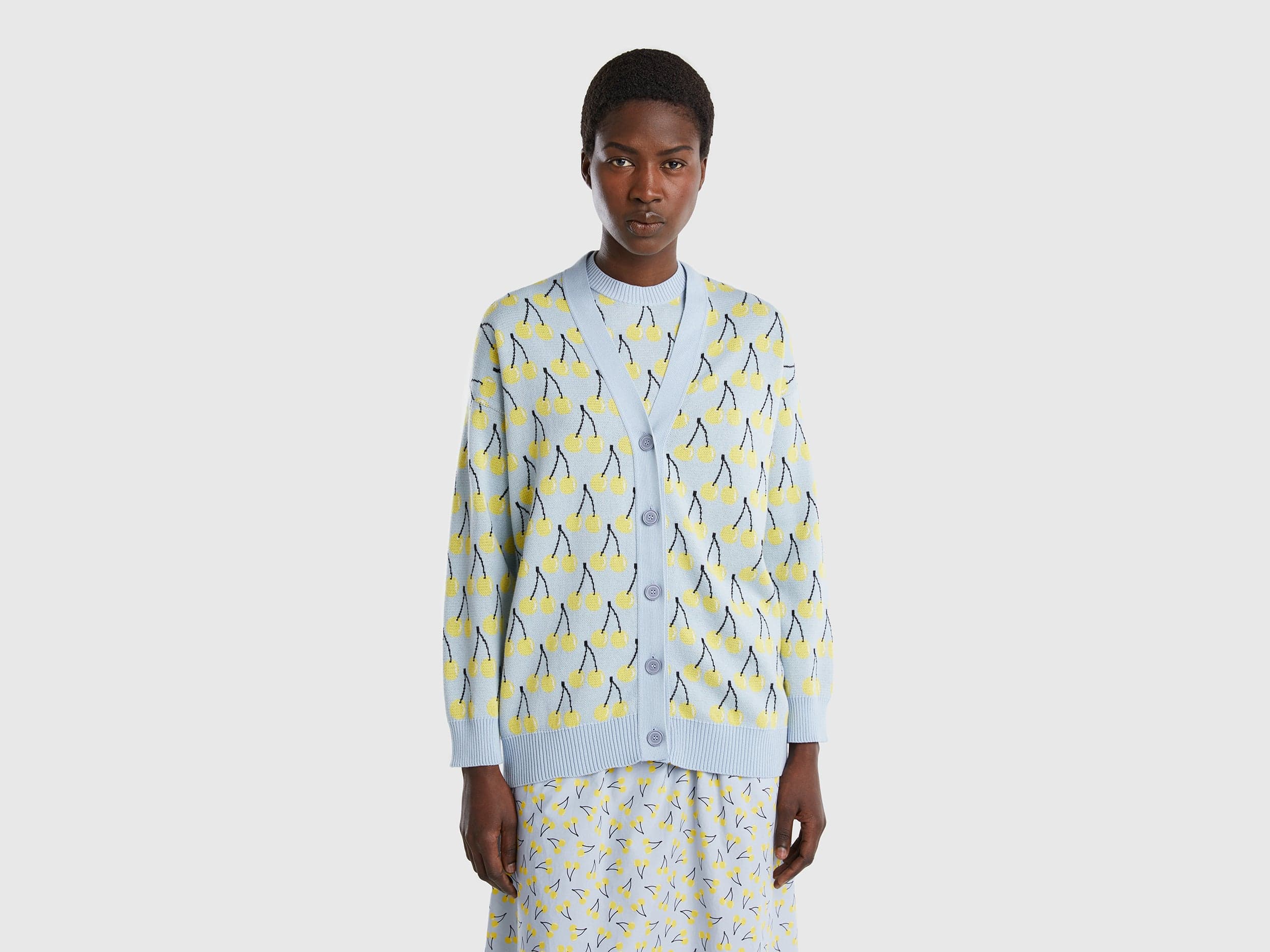 يونايتد كولورز اوف بينيتون كارديجان بنقشة فواكه بأزرار أمامية كم طويل نسائي