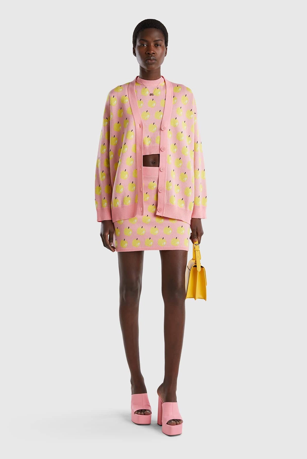 يونايتد كولورز اوف بينيتون كارديجان بنقشة فواكه بأزرار أمامية كم طويل نسائي