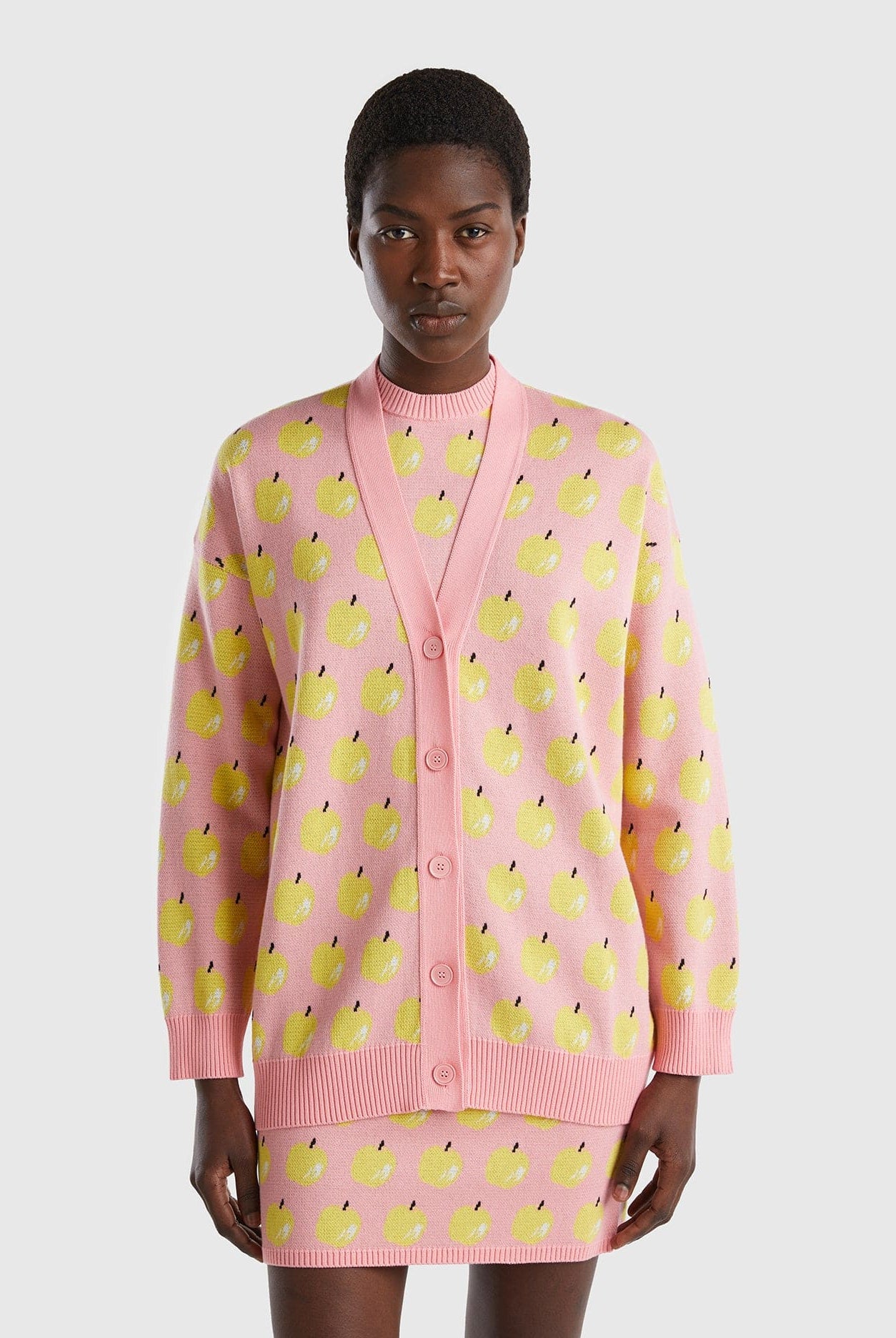 يونايتد كولورز اوف بينيتون كارديجان بنقشة فواكه بأزرار أمامية كم طويل نسائي