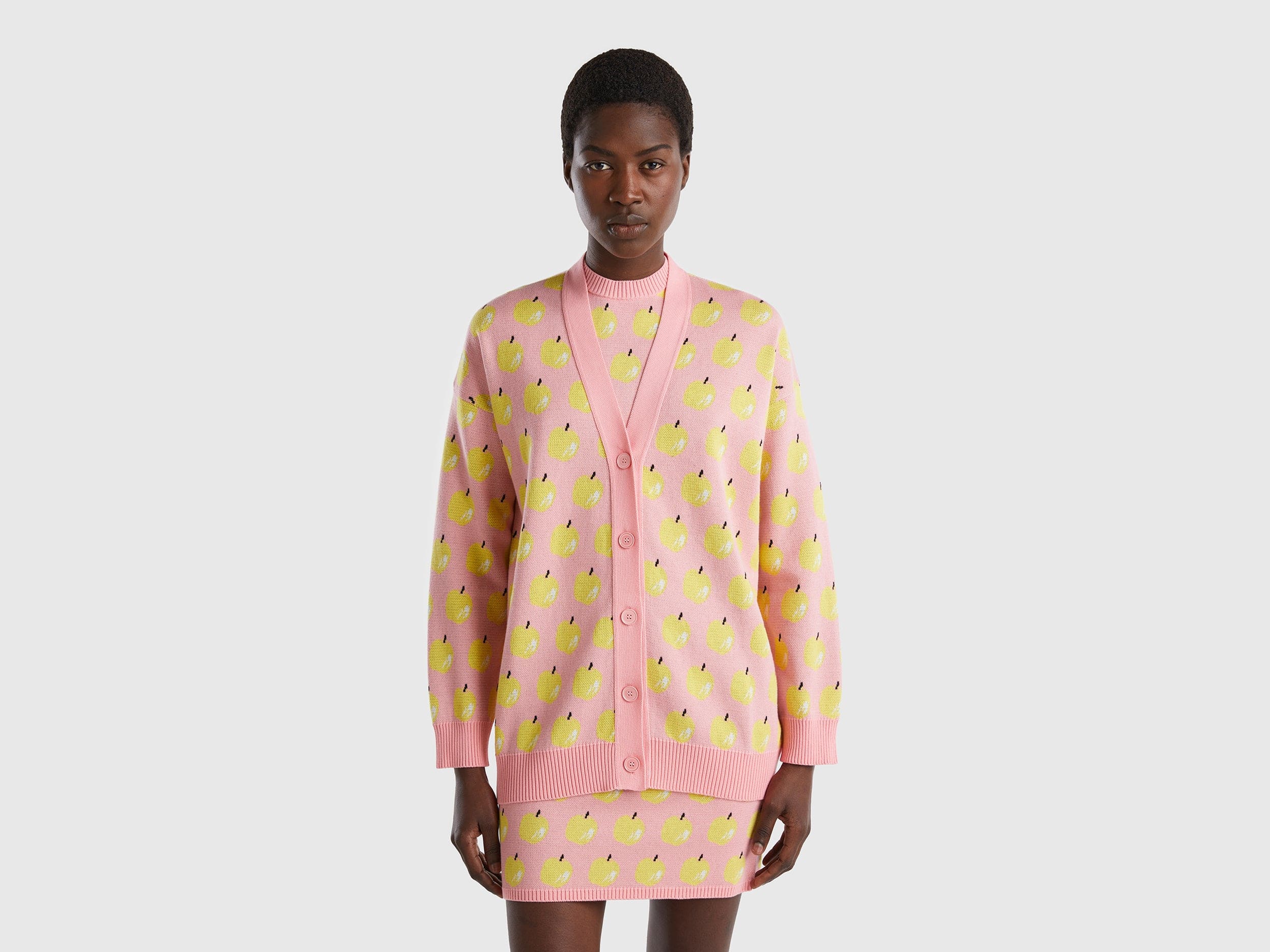 يونايتد كولورز اوف بينيتون كارديجان بنقشة فواكه بأزرار أمامية كم طويل نسائي