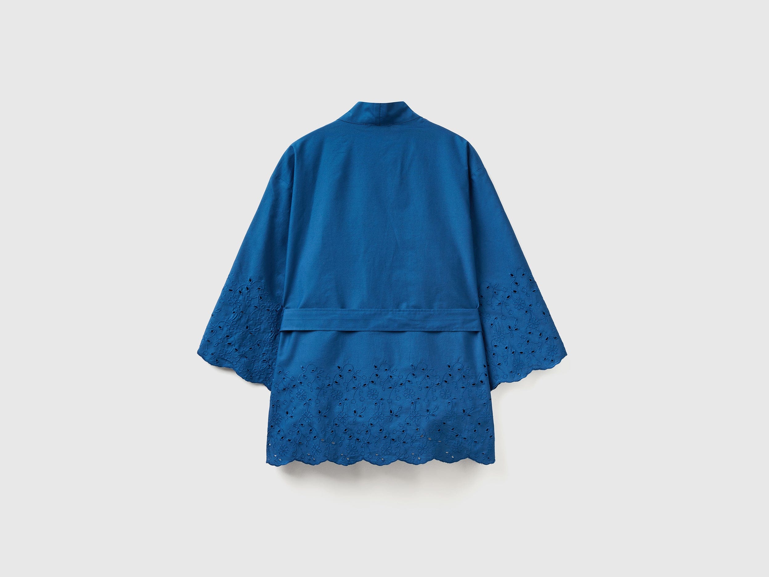 يونايتد كولورز اوف بينيتون جاكيت كيمونو نسائي بتفاصيل برودري أنجليزي