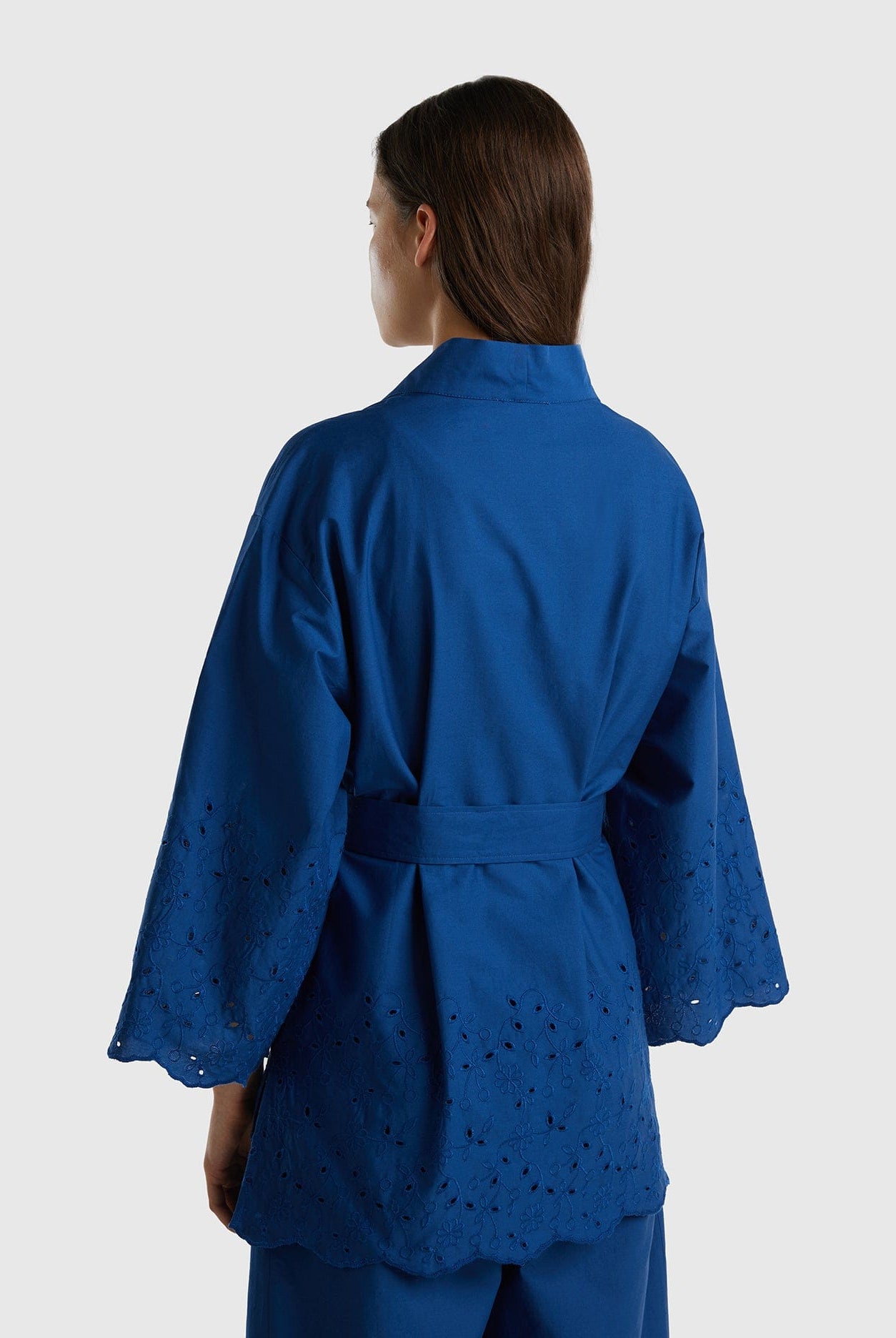 يونايتد كولورز اوف بينيتون جاكيت كيمونو نسائي بتفاصيل برودري أنجليزي