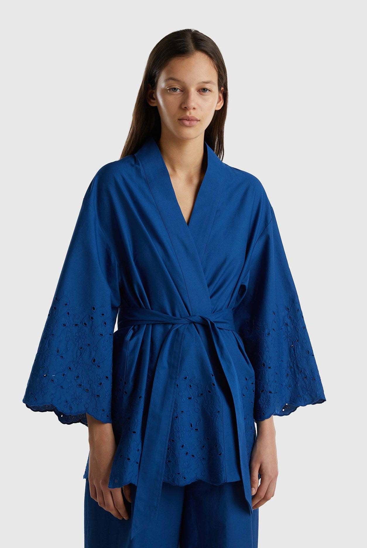 يونايتد كولورز اوف بينيتون جاكيت كيمونو نسائي بتفاصيل برودري أنجليزي