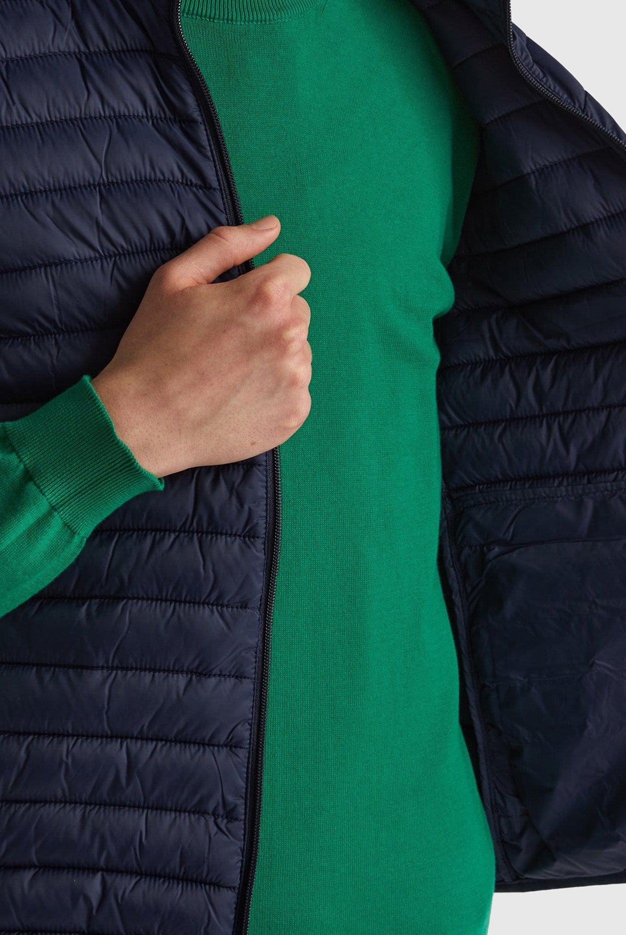 يونايتد كولورز اوف بينيتون جاكيت نفخ شبابي بدون أكمام مبطن