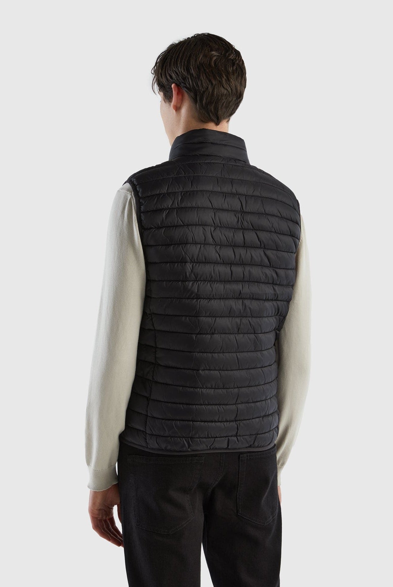 يونايتد كولورز اوف بينيتون جاكيت نفخ شبابي بدون أكمام مبطن