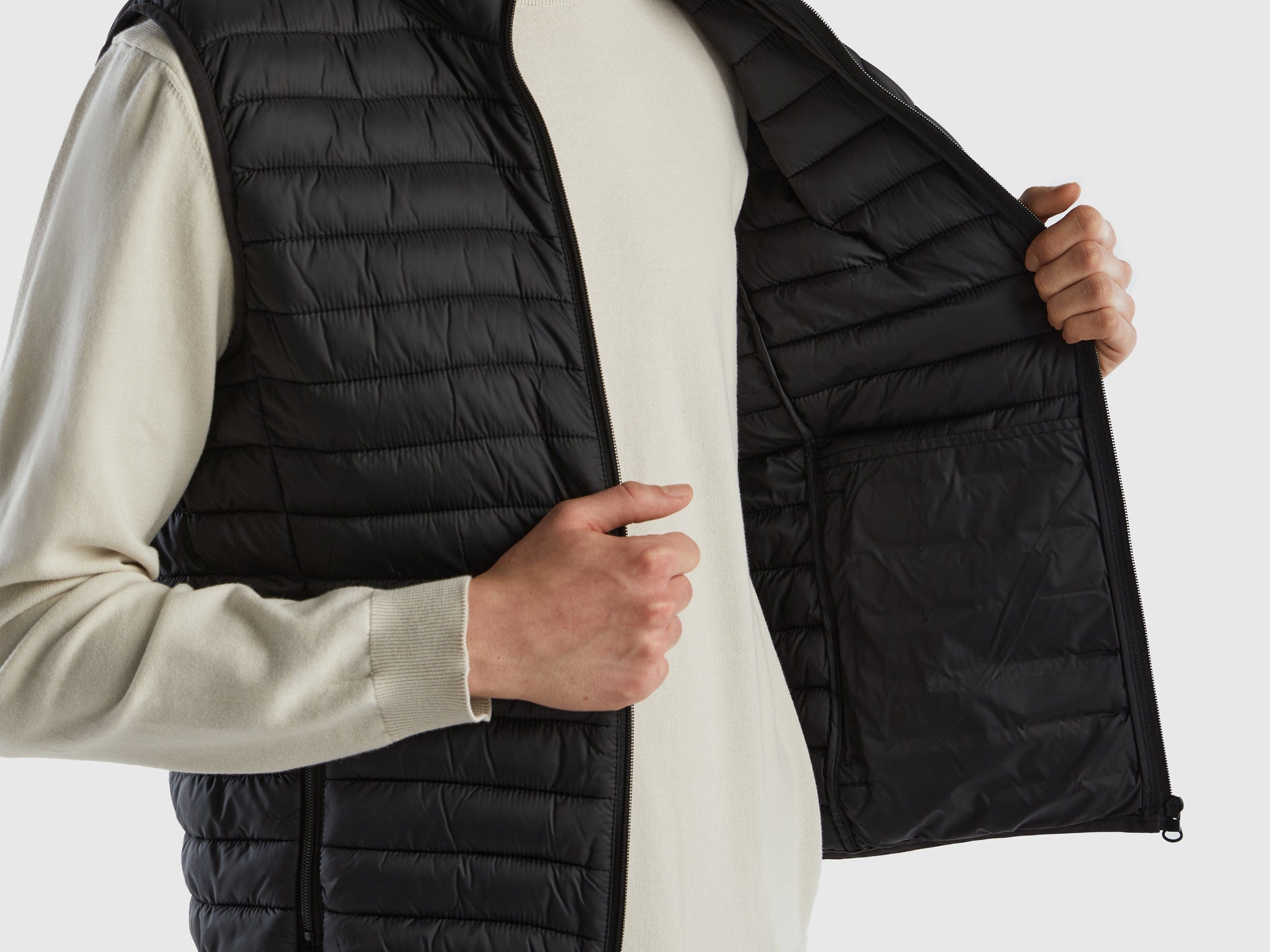 يونايتد كولورز اوف بينيتون جاكيت نفخ شبابي بدون أكمام مبطن