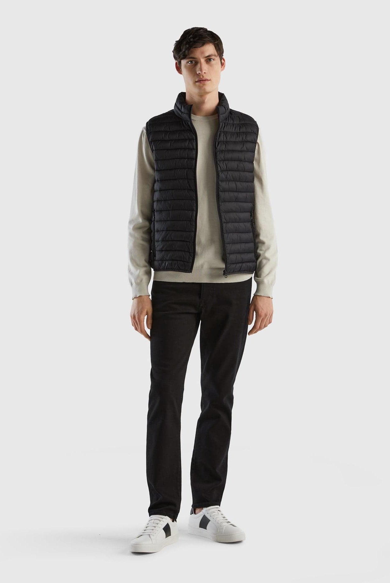 يونايتد كولورز اوف بينيتون جاكيت نفخ شبابي بدون أكمام مبطن