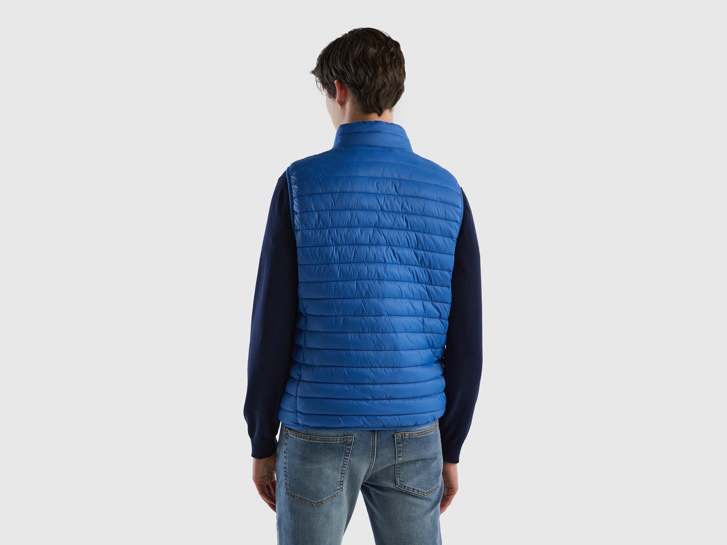 يونايتد كولورز اوف بينيتون جاكيت نفخ شبابي بدون أكمام مبطن