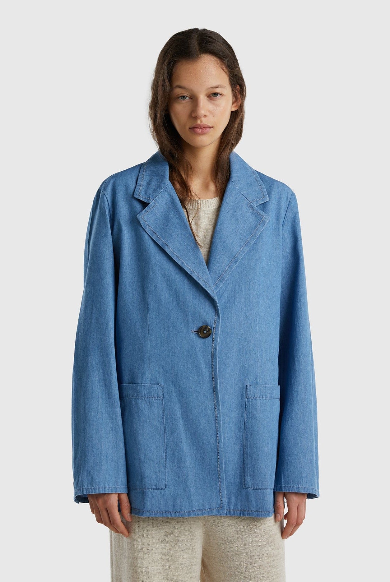 يونايتد كولورز اوف بينيتون بليزر نسائي خفيف بقماش الشامبراي