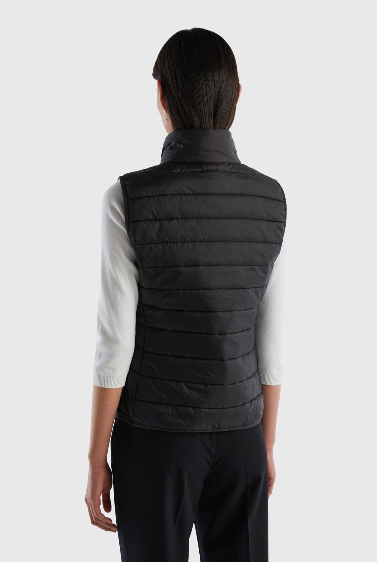 يونايتد كولورز اوف بينيتون جاكيت نفخ نسائية بدون أكمام مبطىة