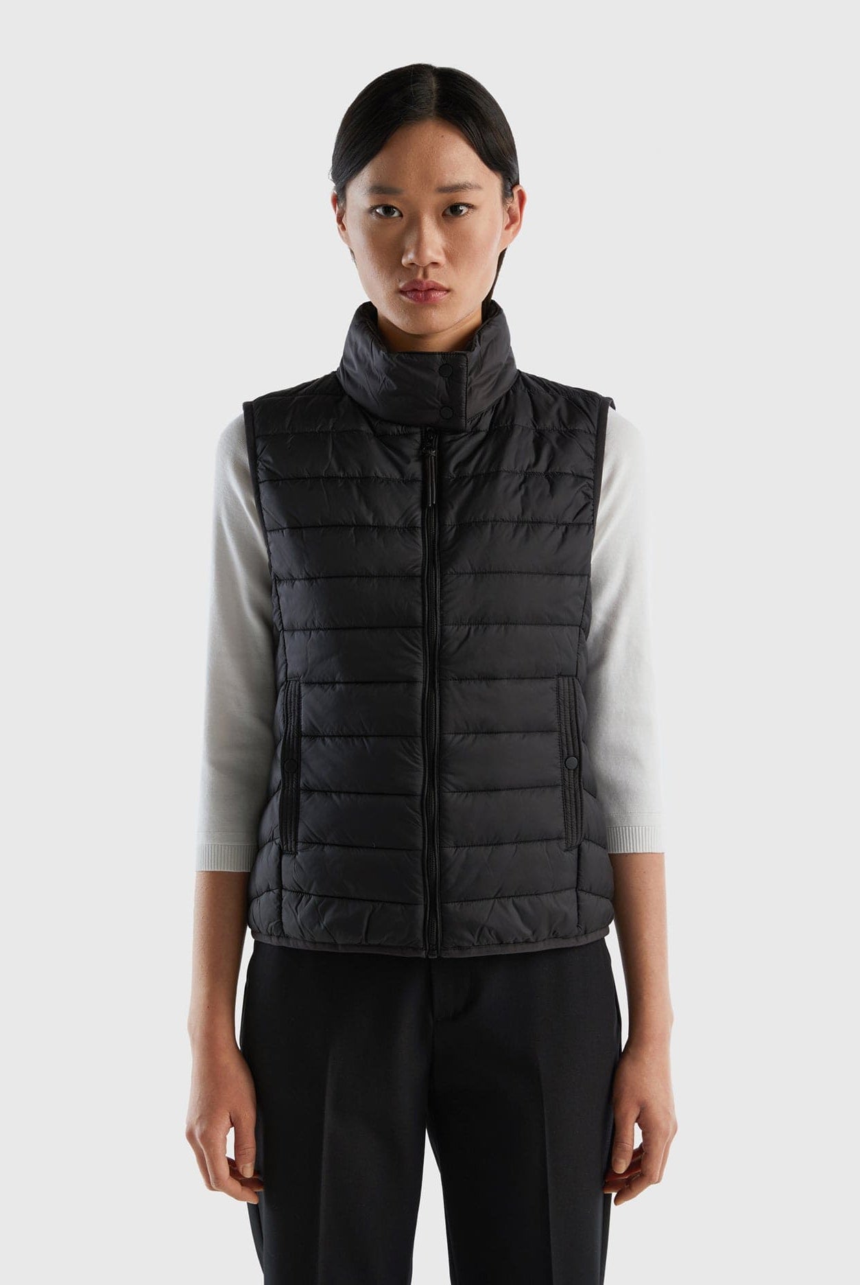 يونايتد كولورز اوف بينيتون جاكيت نفخ نسائية بدون أكمام مبطىة