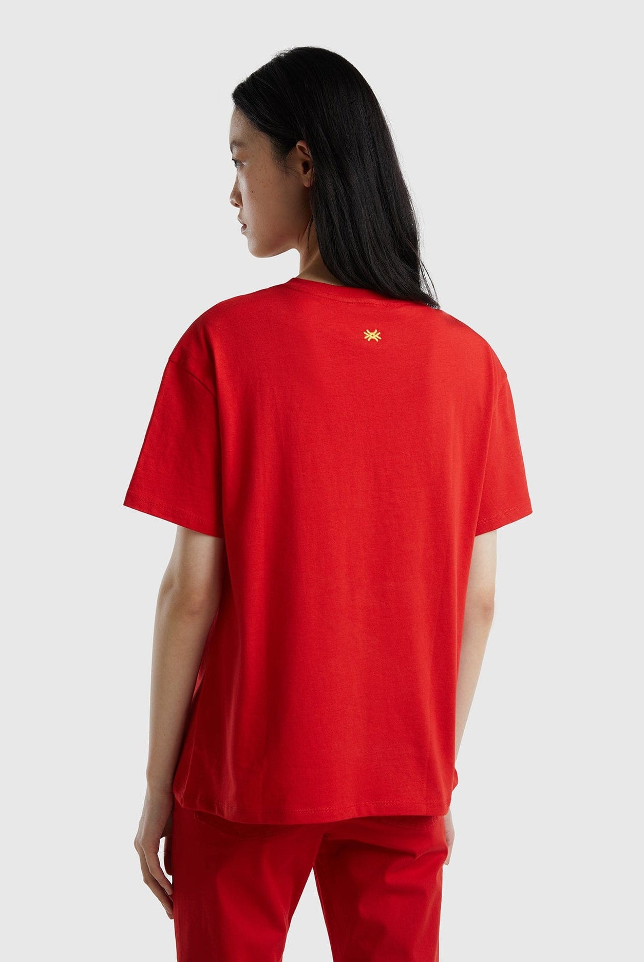 يونايتد كولورز اوف بينيتون تيشيرت بطباعة أمامية نص كم رجالي