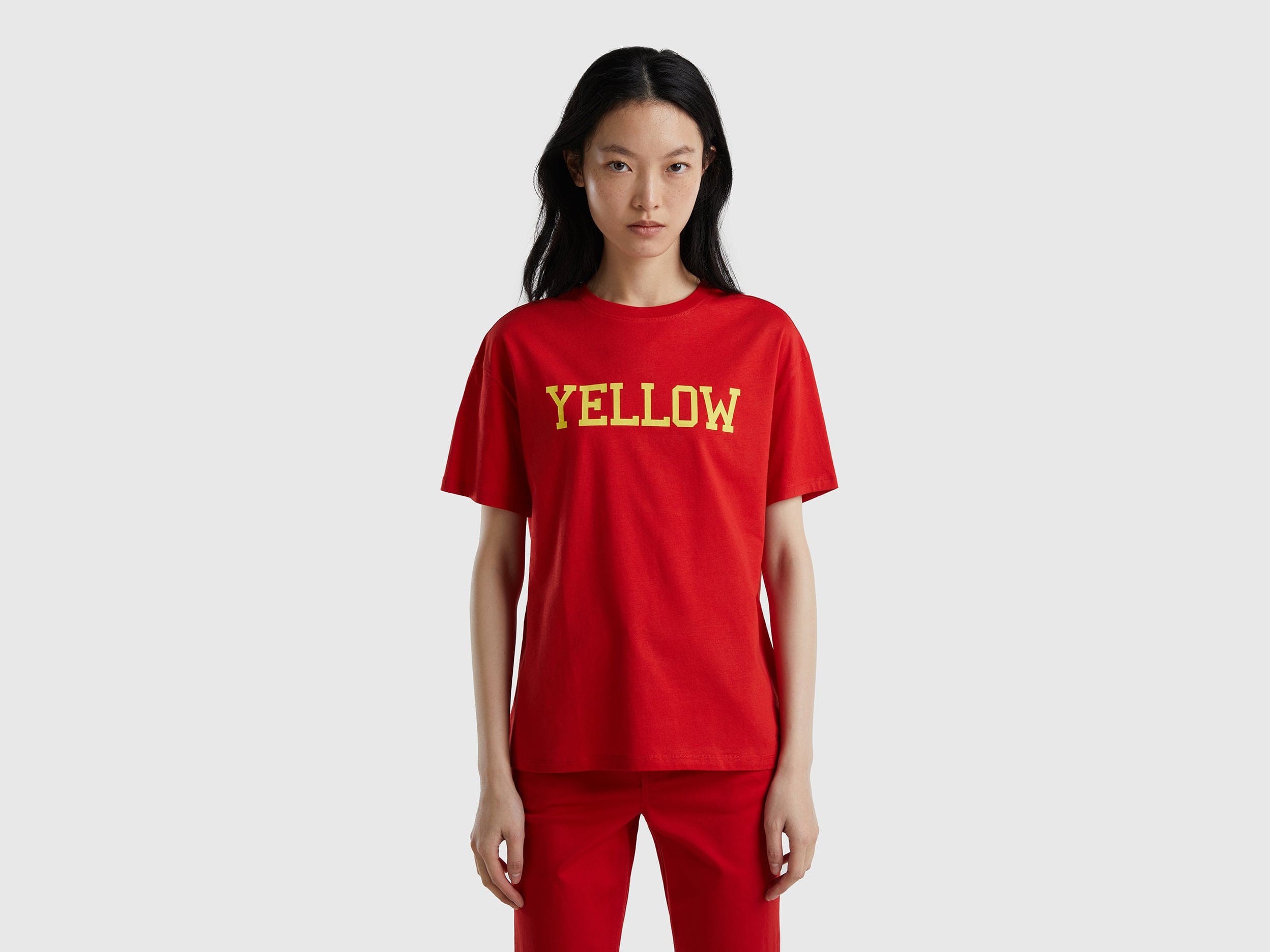 يونايتد كولورز اوف بينيتون تيشيرت بطباعة أمامية نص كم رجالي