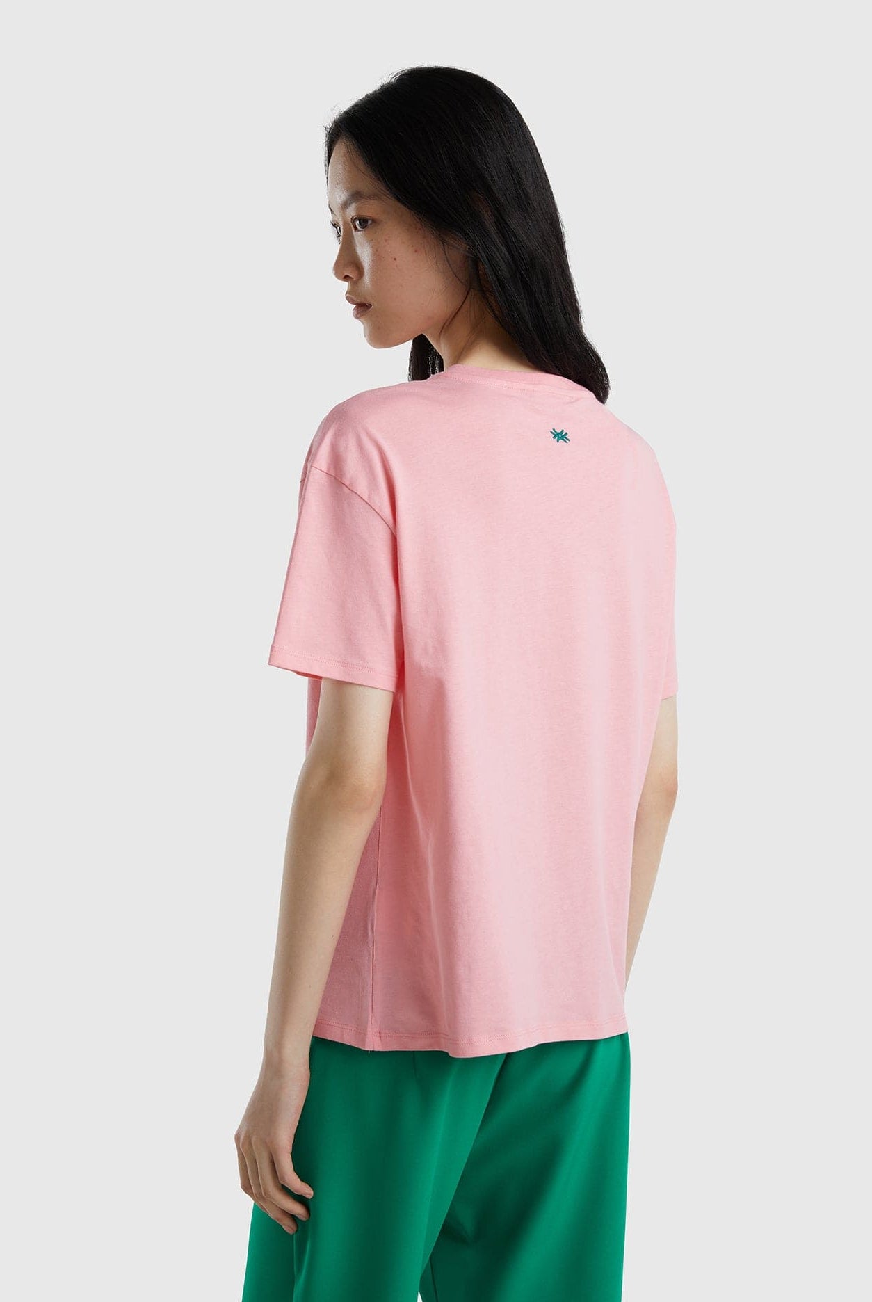 يونايتد كولورز اوف بينيتون تيشيرت بطباعة أمامية نص كم رجالي