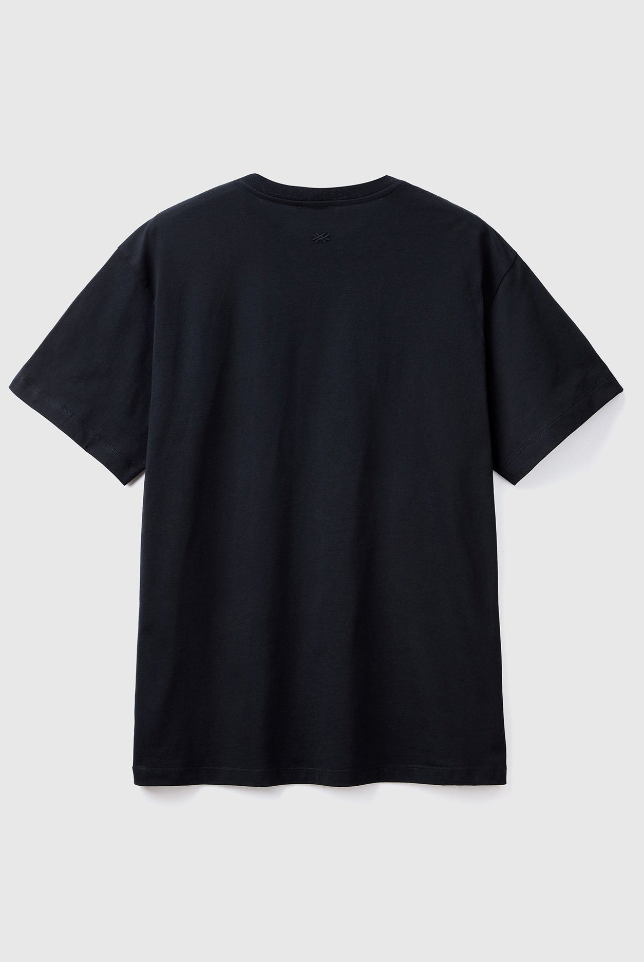 يونايتد كولورز اوف بينيتون تيشيرت رجالي BE بمقاس كبير ولوجو مطبوع عالصدر