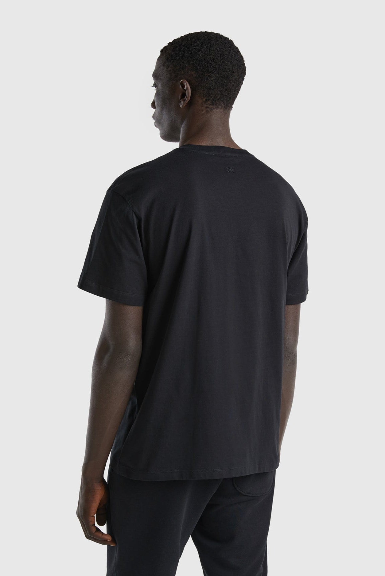 يونايتد كولورز اوف بينيتون تيشيرت رجالي BE بمقاس كبير ولوجو مطبوع عالصدر