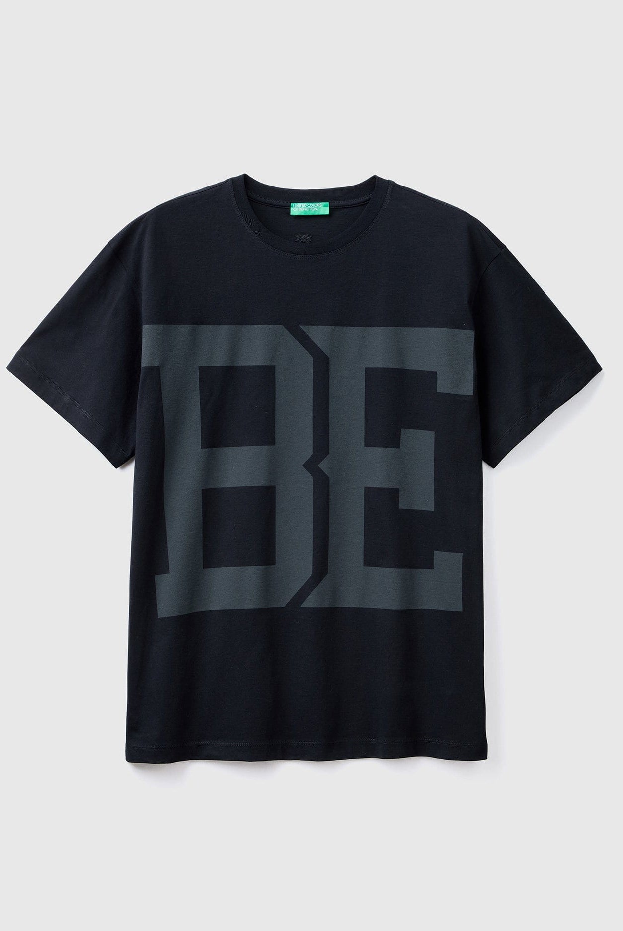 يونايتد كولورز اوف بينيتون تيشيرت رجالي BE بمقاس كبير ولوجو مطبوع عالصدر