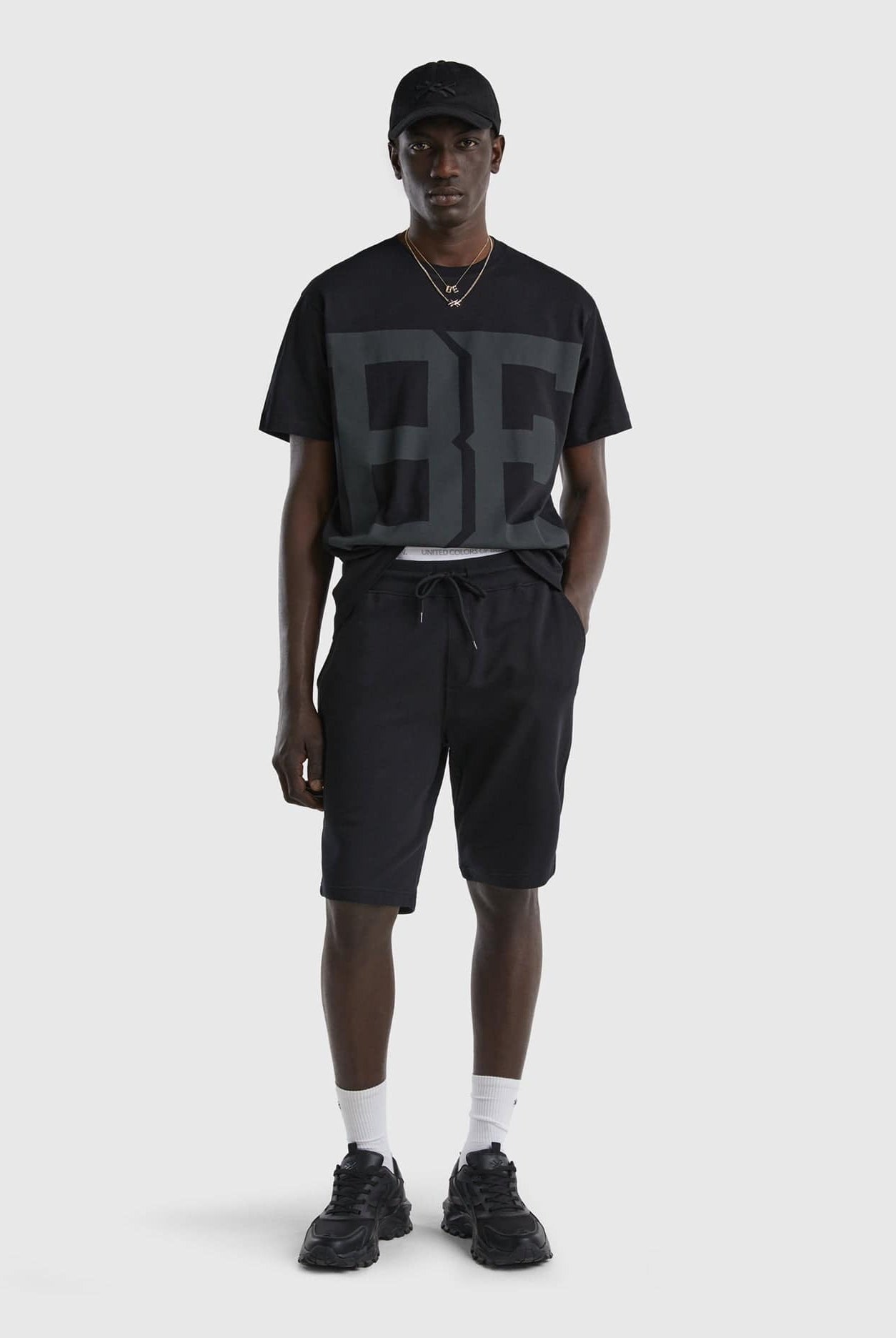 يونايتد كولورز اوف بينيتون تيشيرت رجالي BE بمقاس كبير ولوجو مطبوع عالصدر