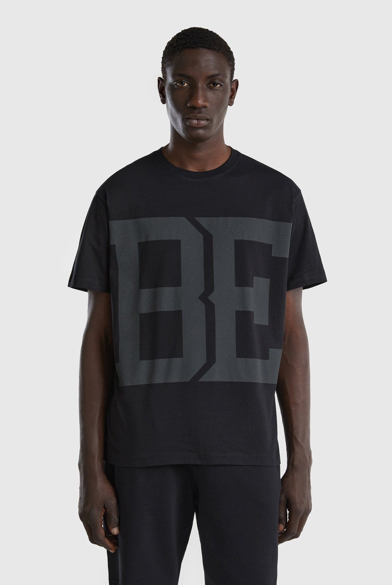 يونايتد كولورز اوف بينيتون تيشيرت رجالي BE بمقاس كبير ولوجو مطبوع عالصدر