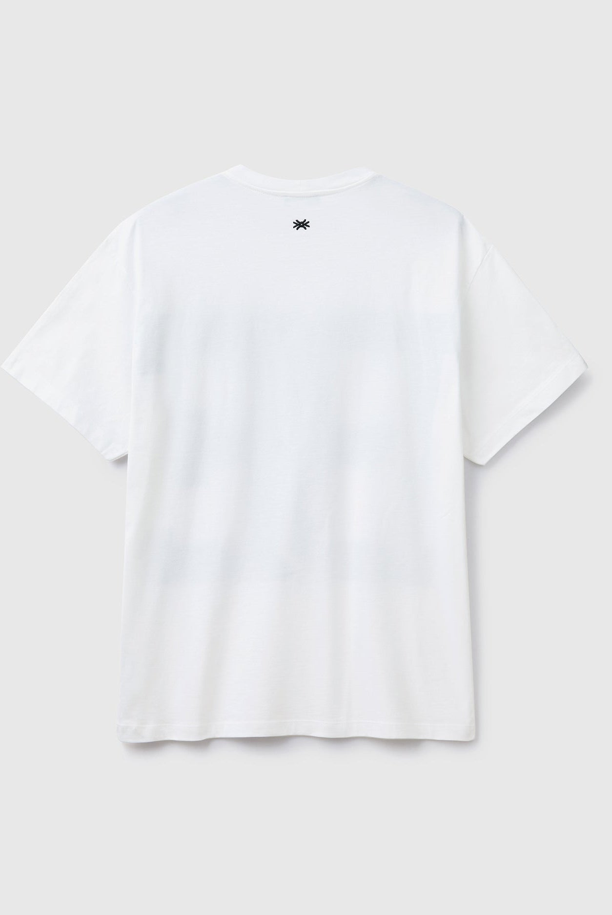 يونايتد كولورز اوف بينيتون تيشيرت رجالي BE بمقاس كبير ولوجو مطبوع عالصدر